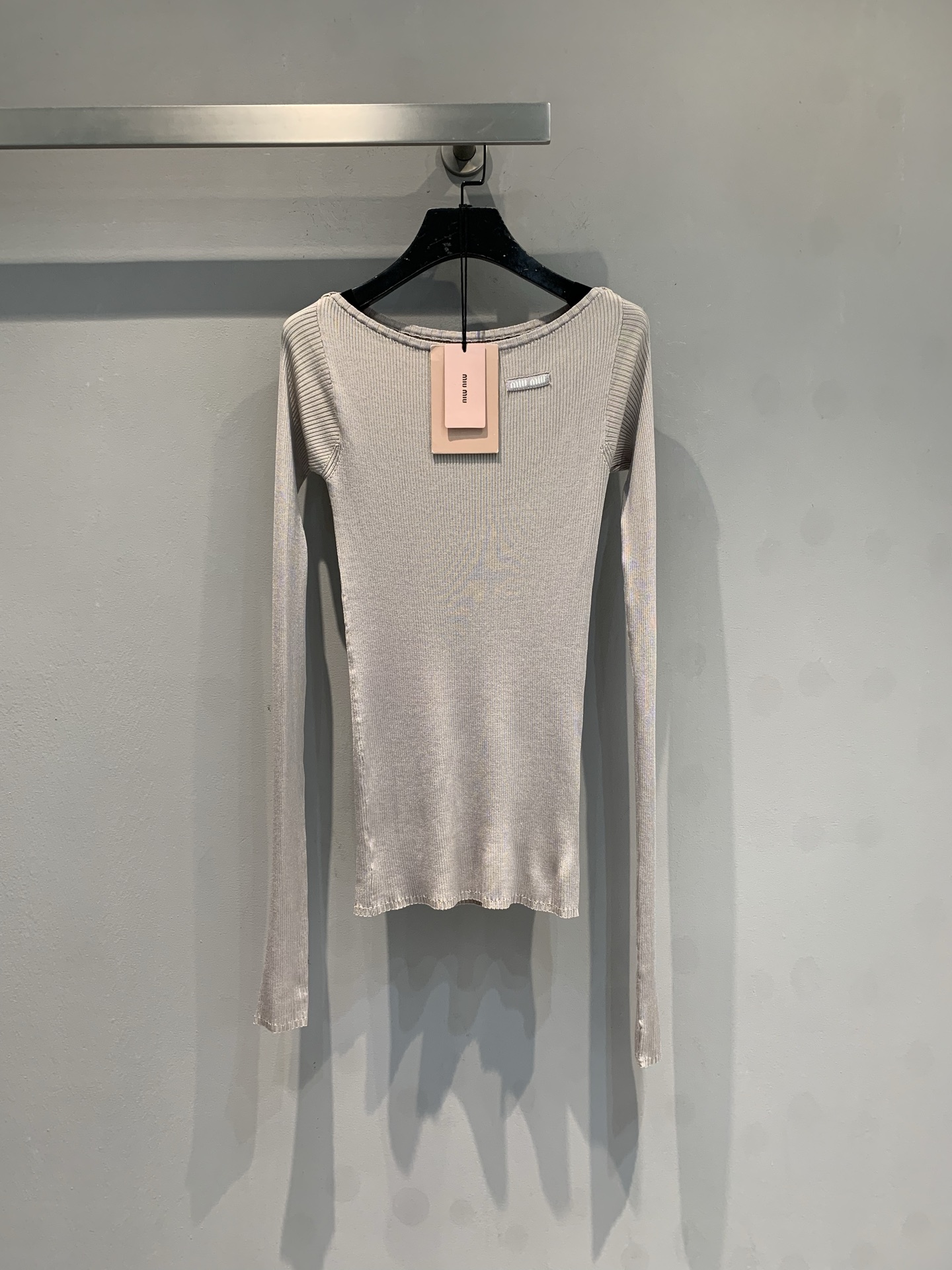 NO:717552,The new model is shipping. The original development Miumi*2026 early spring new fashionable and versatile silk one-shoulder sweater, soft knitted fabric, good elasticity and good fit to the body shape, perfect for spring and autumn!  The one-shoulder design is sexy, and the long-sleeved slit details are super stylish. Fresh and soft, it looks great with high-waisted pants or skirts. It can easily create a lazy and pure style ~ can be worn for daily commuting and leisure. Size SML, miumiu, skirts, real silk,19860909新款出货啦原版开发 Miumi*2026早春新款时髦百搭真丝一字肩针织衫,柔软针织面料,弹性好贴合身形,春秋季节穿超合适！一字肩设计小性感,长袖开叉细节超有设计感.清新柔和,搭高腰裤或裙都很出彩,轻松打造慵懒纯欲风～日常通勤、休闲都能穿.码数SML,,miumiu,skirts,real silk,,Women's clothing