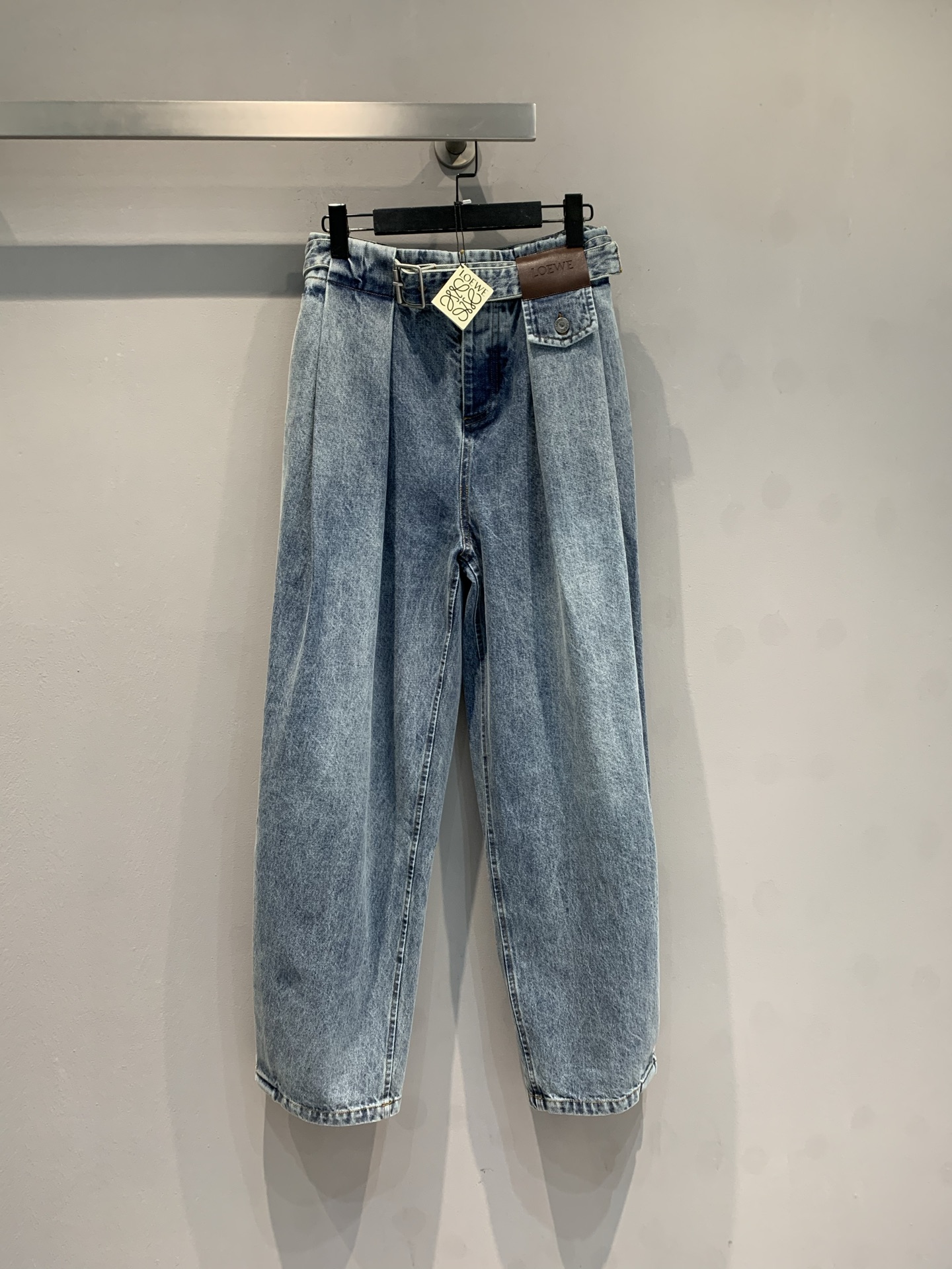 NO:716547,The new model is shipping. The original development Loew*2026 early spring new style fashionable retro leather brand denim jeans. Made of high-quality denim fabric, light blue washed with a retro feel. High waist + pleated belt design, modified waistline and super slimming, pleated details on the trouser legs make the whole body more layered. Loose straight fit, comfortable and fashionable, can be easily worn in daily casual or street style!  Pair it with a simple top or retro accessories to easily get a high-end look. Size SML, loewe, jeans,19860909新款出货啦原版开发 Loew*2026早春新款时髦复古皮牌丹宁牛仔裤.采用高品质单宁面料,浅蓝水洗复古感满满.高腰+褶皱腰带设计,修饰腰线超显瘦,裤脚褶皱细节让整体更有层次感.宽松直筒版型,舒适又时髦,日常休闲或街头风都能轻松驾驭！搭配简约上衣或复古配饰,轻松get高级感穿搭.码数SML,,loewe,jeans,,Women's clothing