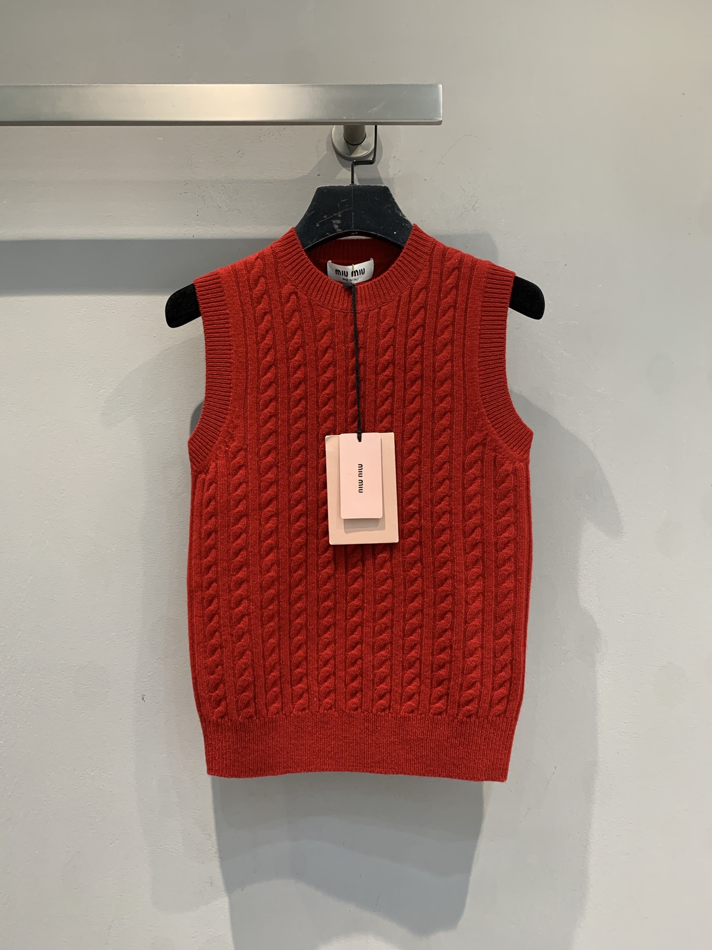 NO:716551,The new model is now shipping. The original development Miumi*2026 early spring new New Year red hemp pattern cashmere knitted vest is made of cashmere, classic hemp texture, delicate texture and warm. The round neck sleeveless design is great for layering or wearing alone, and is very versatile for spring and autumn. The bright red color is very suitable for festivals or festive occasions, and can easily enhance the style highlights. Full of literary and artistic temperament, it can be easily used for daily commuting and holiday parties!  Code number SML,,miumiu,19860909新款出货啦 原版开发 Miumi*2026早春新款新年红麻花纹羊绒针织背心,采用羊绒,经典麻花纹理,质感细腻又保暖.圆领无袖设计,叠穿或单穿都很出彩,春秋穿搭超百搭.鲜艳红色超适合节日或喜庆场合,轻松提升造型亮点.文艺气质满满,日常通勤、节日聚会都能轻松驾驭！码数SML,,miumiu,,Women's clothing