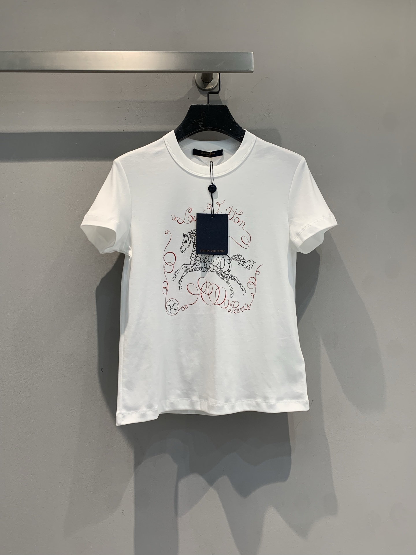 NO:716544,New model shipped M Original development L's 2026 spring and summer new Year of the Horse limited series printed short-sleeved T-shirt, inspired by the zodiac horse, with lines outline the galloping horse pattern, with red handwritten letters, full of artistic sense. High-count mercerized cotton material, comfortable drape, great for daily wear or festivals. The red and white color means good luck in the new year, and the galloping horse symbolizes vitality and success. It is very suitable for New Year or holiday gifts. Paired with a red scarf, it has a French retro atmosphere. Size SML, Louis  vuitton,T-shirt,tees,t-shirt,19860909新款出货啦M 原版开发 L家2026春夏新款马年限定系列印花短袖T恤,灵感来自生肖马,线条勾勒奔马图案,搭配红色手写字母,艺术感满满.高支丝光棉材质,垂坠舒适,日常穿搭或节日都很出彩.红白配色寓意新年好运,奔马象征活力与成功,超适合新年或节日送礼,搭配红色围巾更有法式复古氛围感.码数SML,,louis vuitton,T-shirt,tees，t-shirt,,Women's clothing