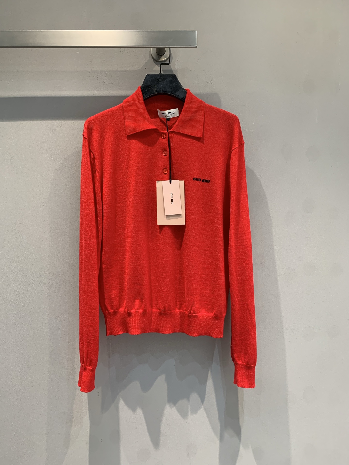 NO:717623,The new model is shipped. M original development Miumi*2026 early spring new New Year red polo collar wool knitted sweater. Made of fine wool blended material, the version is loose but not procrastinating. The rib design on the collar and cuffs adds a sense of sophistication. 'MIU' on the chest  MIU' embroidery is low-key yet recognizable. It is both casual and elegant. It is a versatile item that can be worn alone or layered in the autumn and winter wardrobe. Whether it is commuting, dating or daily outings, it can be easily worn with a high-end feel. Size SML,,miumiu,sweaters,19860909新款出货啦M原版开发Miumi*2026早春新款新年红polo领羊毛针织毛衣.采用细腻的羊毛混纺材质,版型宽松但不拖沓,领口和袖口的罗纹设计增添精致感,胸前的“MIU MIU”刺绣低调又具辨识度.它兼具休闲与优雅,是秋冬衣橱里既能单穿又能叠搭的百搭单品.无论是通勤、约会还是日常出街,都能轻松穿出高级感.码数SML,,miumiu,sweaters,,Women's clothing