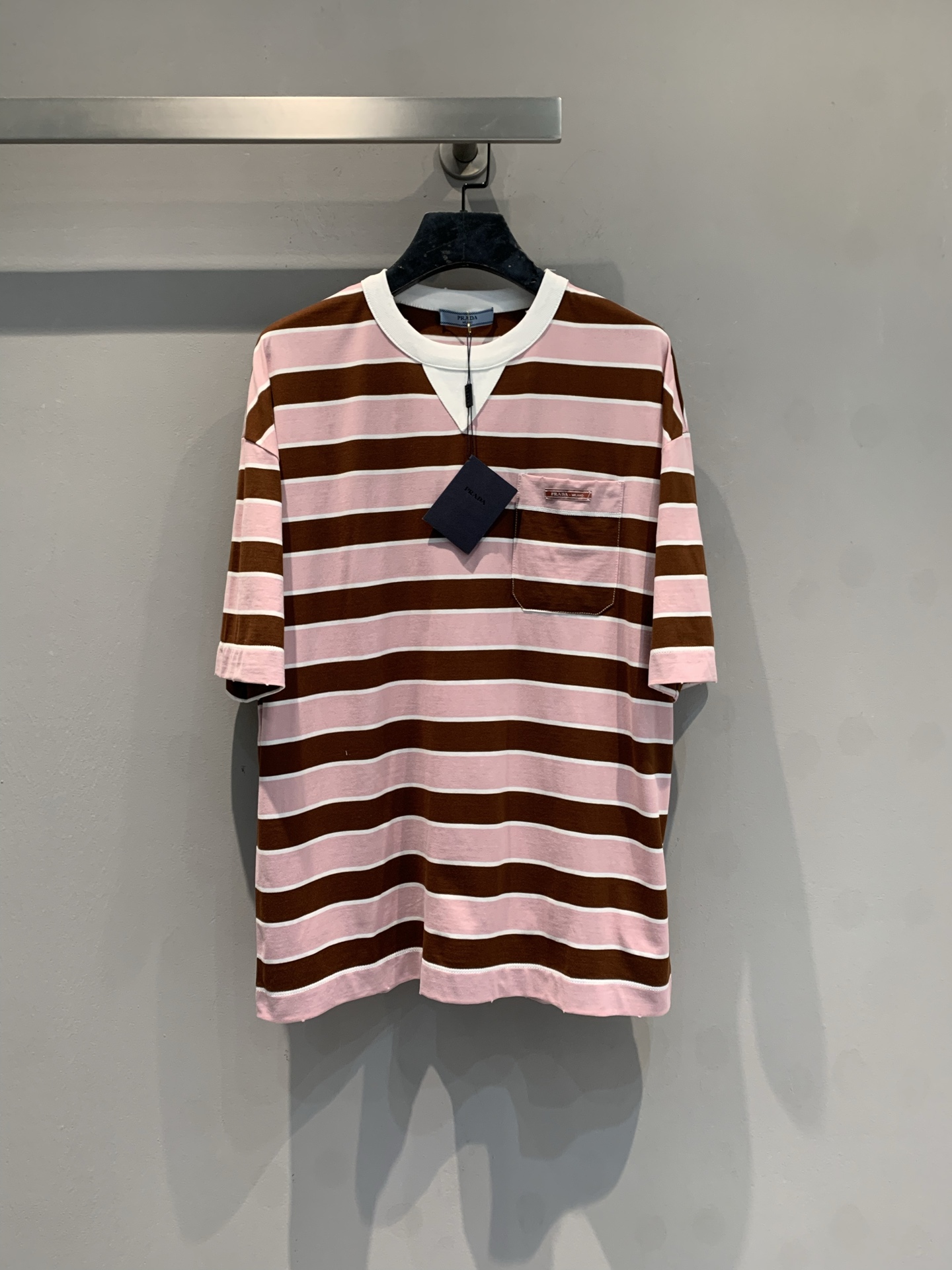 NO:728948,New model shipped, M original development  Miumi*2026 new spring and summer college style age-reducing striped short-sleeved T-shirt. The pink brown is retro and age-reducing, with a college style and a sweet and cool feeling. It adopts a loose version, with a white lapel and a small logo on the chest, with exquisite details. Whether it is a short-sleeved or long-sleeved version, you can easily create different styles. Match it with  The key to matching the timing is to 'balance the colors' and 'highlight the layers' to avoid the whole thing being too sweet. Neutralize the visual impact of the stripes through the neutral colors of the bottoms and accessories, making the overall look more attractive. Size SML, miumiu, T-shirt, tees, t-shirt,19860909新款出货啦M原版开发 Miumi*2026春夏新款学院风减龄条纹短袖T恤.粉棕色复古又减龄,自带学院风与甜酷感.它采用宽松版型,搭配白色翻领和胸前小标,细节精致,无论是短袖还是长袖版本,都能轻松打造不同风格.搭配时关键在于“平衡色彩”和“突出层次”,避免整体过于甜腻,通过下装和配饰的中性色来中和条纹的视觉冲击,让整体造型更耐看.码数SML,,miumiu,T-shirt,tees，t-shirt,,Women's clothing