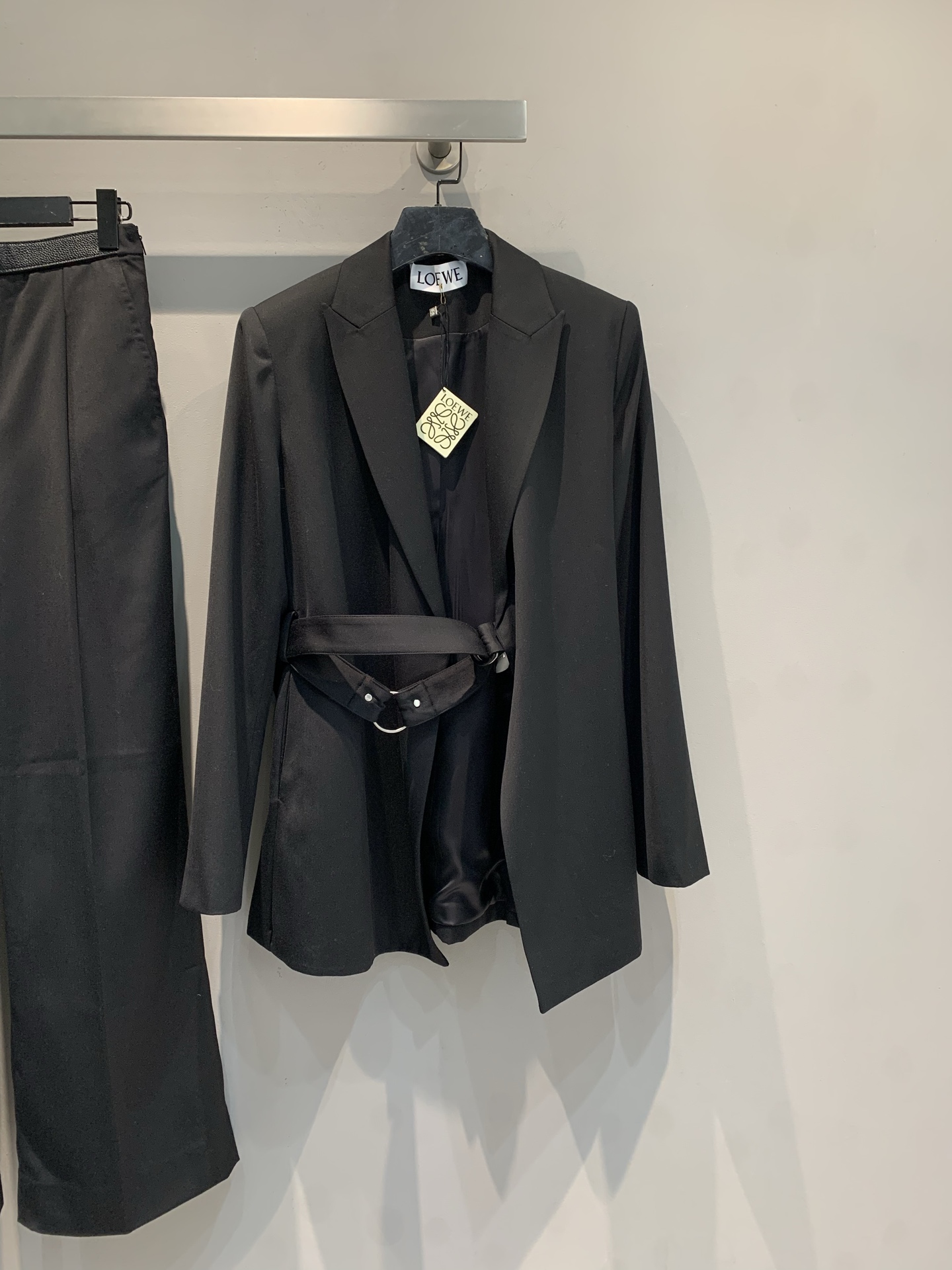 NO:728970,New model shipped, M original development  Loew*2026 early spring new style fashionable retro wool belt suit, with neat tailoring and loose silhouette, has a sense of luxury and lazy temperament. The metal buckle design at the waist is the finishing touch, which can not only tighten the waistline, but also break the stereotype of traditional suits. It is a classic item with both design sense and practical wearability. Whether it is daily commuting, dating out, or light luxury occasions, it can be easily controlled and has a lot of matching space. Size SML,, loewe, business suit,19860909新款出货啦M原版开发 Loew*2026早春新款时髦复古羊毛腰带西装,剪裁利落、廓形宽松,自带高级感与慵懒气质.腰间金属扣带设计是点睛之笔,既能收束腰线,又能打破传统西装的刻板印象,是兼具设计感与实穿性的经典单品.无论是日常通勤、约会出街,还是轻奢场合,它都能轻松驾驭,搭配空间极大.码数SML,,loewe,business suit,,Women's clothing