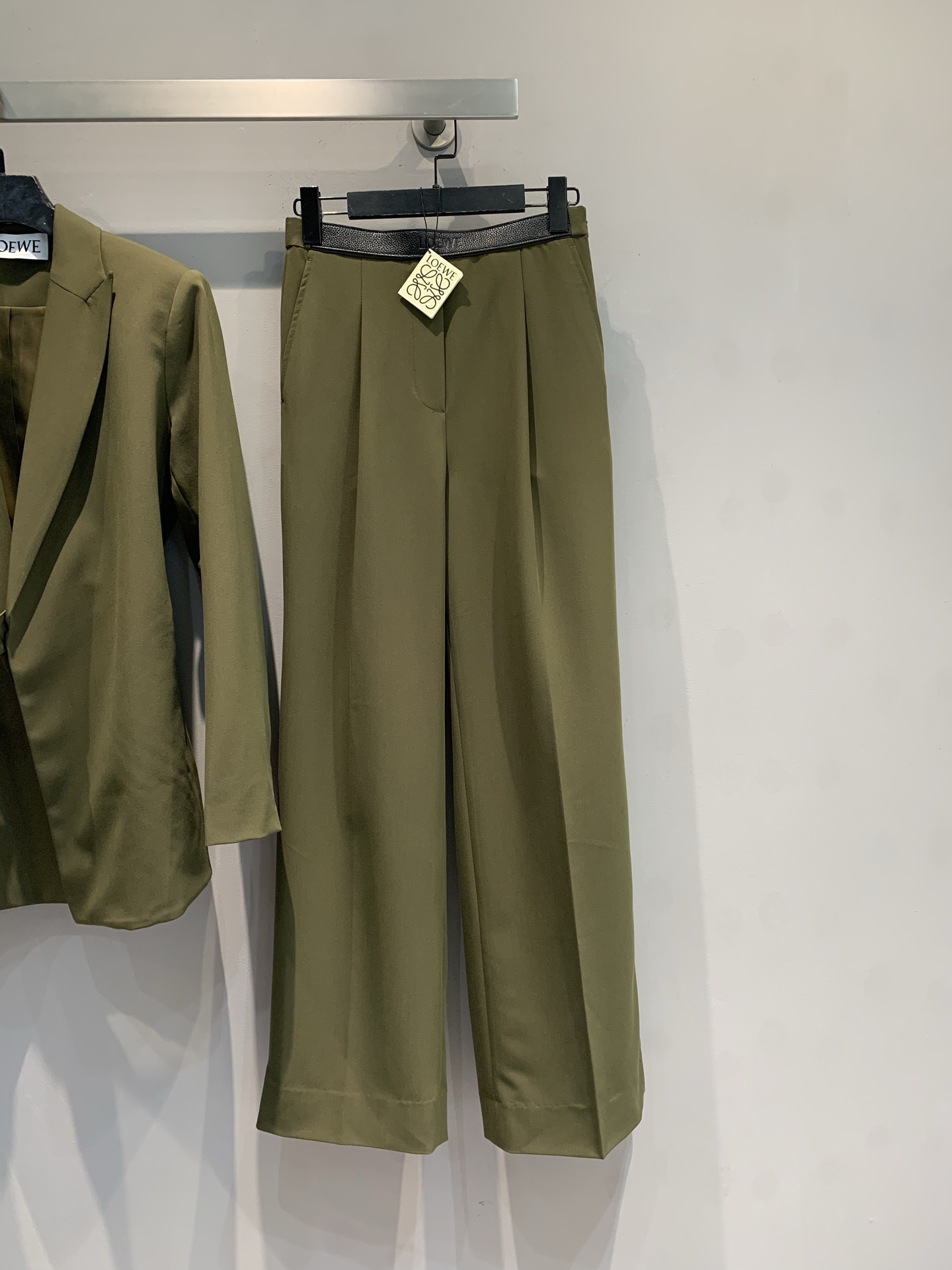 NO:728997,The new model is shipped. The original development Loew*2026 early spring new trendy retro lambskin spliced ​​wide-leg pants. The fabric is crisp and drapey. The pants are loose and neat, with a retro and neutral temperament. Whether it is commuting, daily outings or leisure vacations, it can be easily controlled. The key to matching is 'tighten up and loose down' or 'layered with the same color', highlight the waistline, elongate the proportion, size SML, loewe, sheepskin,19860909新款出货啦 原版开发 Loew*2026早春新款时髦复古小羊皮拼接阔腿裤,面料挺括有垂感,裤型宽松利落,自带复古与中性气质.无论是通勤、日常出街还是休闲度假,它都能轻松驾驭.搭配的关键在于“上紧下松”或“同色系叠穿”,突出腰线、拉长比例,码数SML,,loewe,sheepskin,,Women's clothing