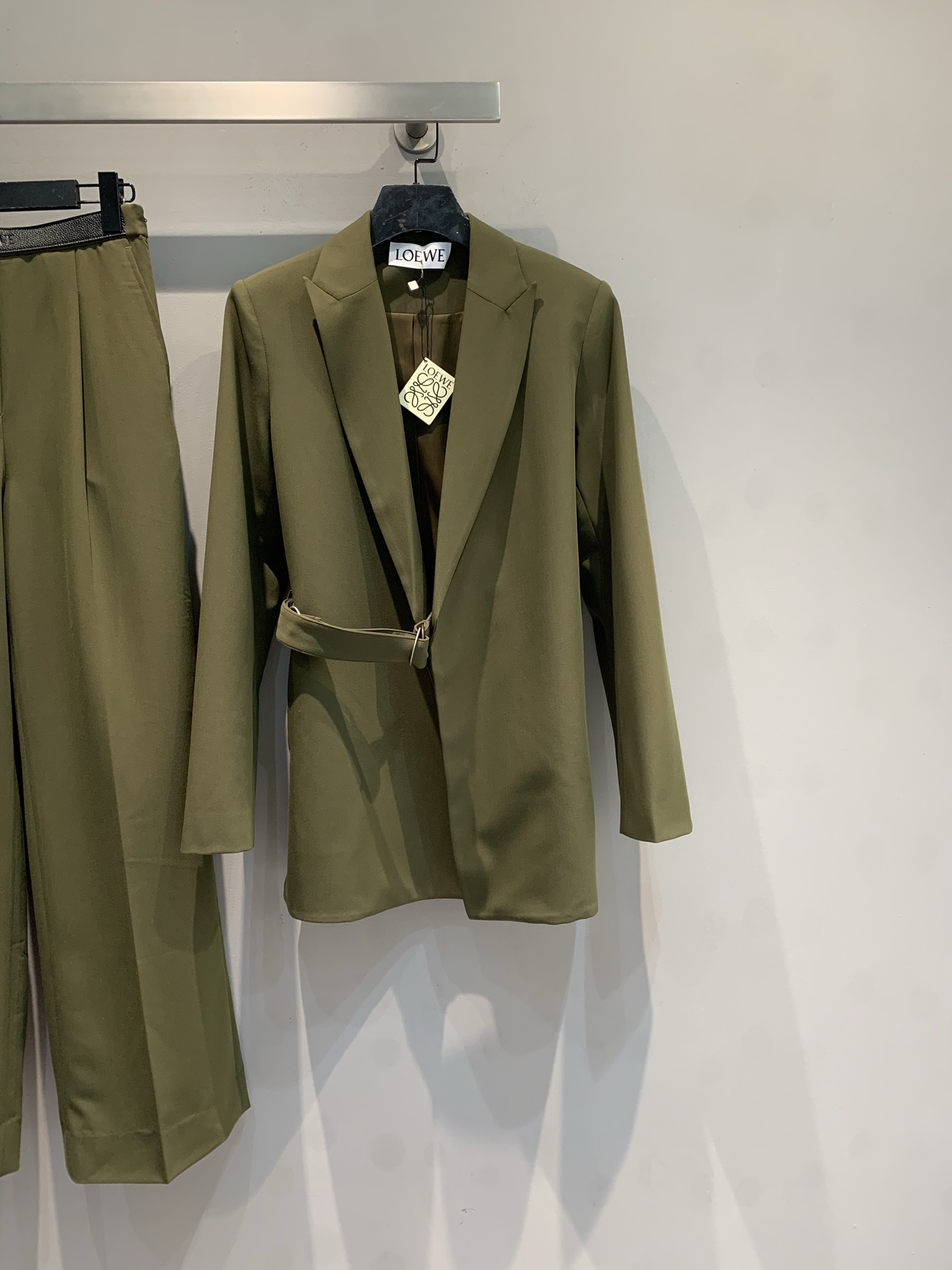 NO:728981,New model shipped, original development  Loew*2026 early spring new style fashionable retro wool belt suit, with neat tailoring and loose silhouette, has a sense of luxury and lazy temperament. The metal buckle design at the waist is the finishing touch, which can not only tighten the waistline, but also break the stereotype of traditional suits. It is a classic item with both design sense and practical wearability. Whether it is daily commuting, dating out, or light luxury occasions, it can be easily controlled and has a lot of matching space. Size SML,, loewe, business suit,19860909新款出货啦原版开发 Loew*2026早春新款时髦复古羊毛腰带西装,剪裁利落、廓形宽松,自带高级感与慵懒气质.腰间金属扣带设计是点睛之笔,既能收束腰线,又能打破传统西装的刻板印象,是兼具设计感与实穿性的经典单品.无论是日常通勤、约会出街,还是轻奢场合,它都能轻松驾驭,搭配空间极大.码数SML,,loewe,business suit,,Women's clothing