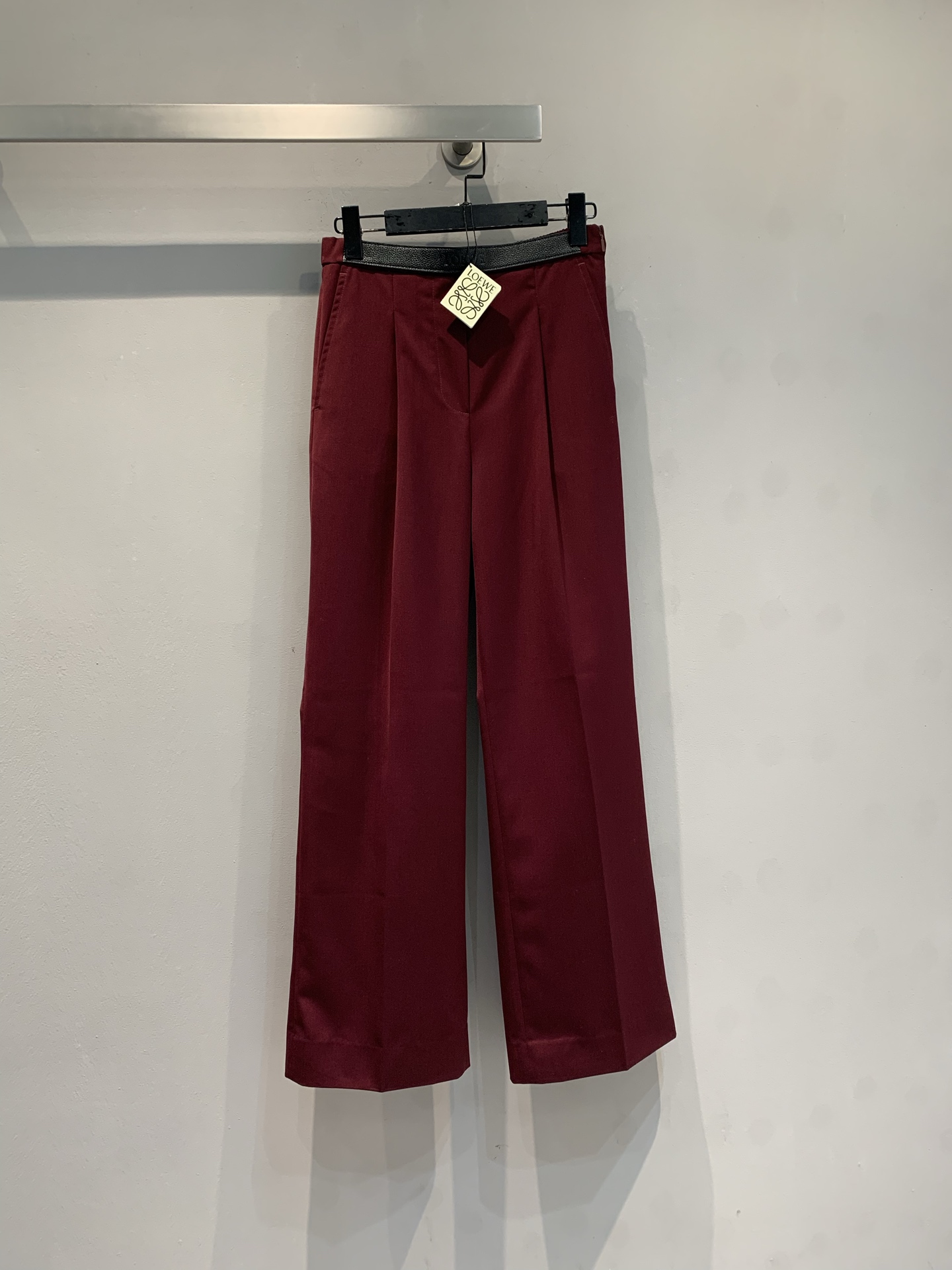 NO:728976,The new model is shipped. M original development Loew*2026 early spring new fashionable retro lambskin spliced ​​wide-leg pants. The fabric is crisp and drapey. The pants are loose and neat, with a retro and neutral temperament. Whether it is commuting, daily outings or leisure vacations, it can be easily controlled. The key to matching is 'tight up and loose down' or 'stacked with the same color' to highlight the waistline, elongate the proportion, size SML, loewe, sheepskin,19860909新款出货啦M原版开发 Loew*2026早春新款时髦复古小羊皮拼接阔腿裤,面料挺括有垂感,裤型宽松利落,自带复古与中性气质.无论是通勤、日常出街还是休闲度假,它都能轻松驾驭.搭配的关键在于“上紧下松”或“同色系叠穿”,突出腰线、拉长比例,码数SML,,loewe,sheepskin,,Women's clothing