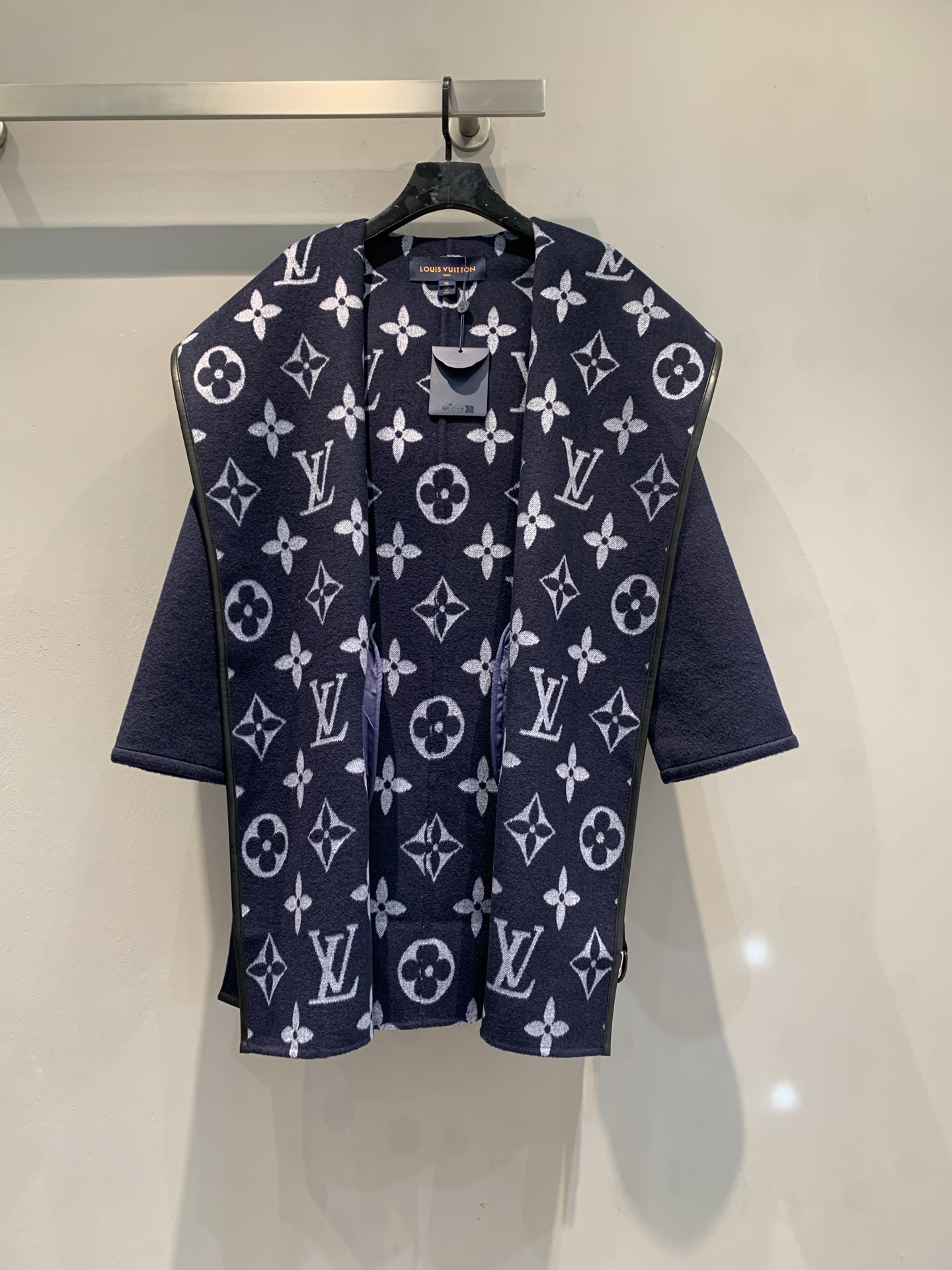 NO:717174,The new model is shipped with a dust bag. Top-quality fabrics come with a complete set of packaging. L's new autumn and winter large floral wrap-style mid-length coat is made of sheep wool jacquard fabric imported from Australia. The fabric is soft and velvety!  Full body floral tailoring, imported goatskin binding!  The invincible large lapels are made for aura, and your upper body will become whiter and more beautiful in seconds!  Delivered with the same color belt. Navy blue code number 36 38 40,,louis vuitton,sheepskin,19860909配防尘袋新款出货啦 顶级面料配全套包装 L家秋冬新款大花围裹式中长款大衣,澳洲进口绵羊毛呢提花面料,面料柔软绒感十足！满身对花剪裁,进口山羊皮包边！无敌大翻领为气场而生,上身秒变白富美！配送同色腰带.藏青色 码数36 38 40,,louis vuitton,sheepskin,,Women's clothing