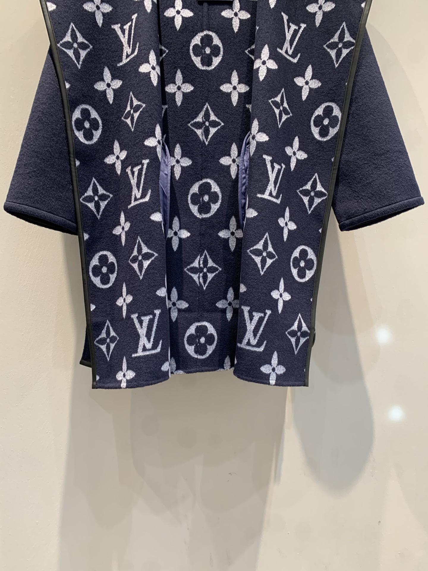 新款🌟出货啦📢 顶级面料配全套包装 L家秋冬新款大花围裹式中长款大衣，澳洲进口绵羊毛呢提花面料，面料柔软