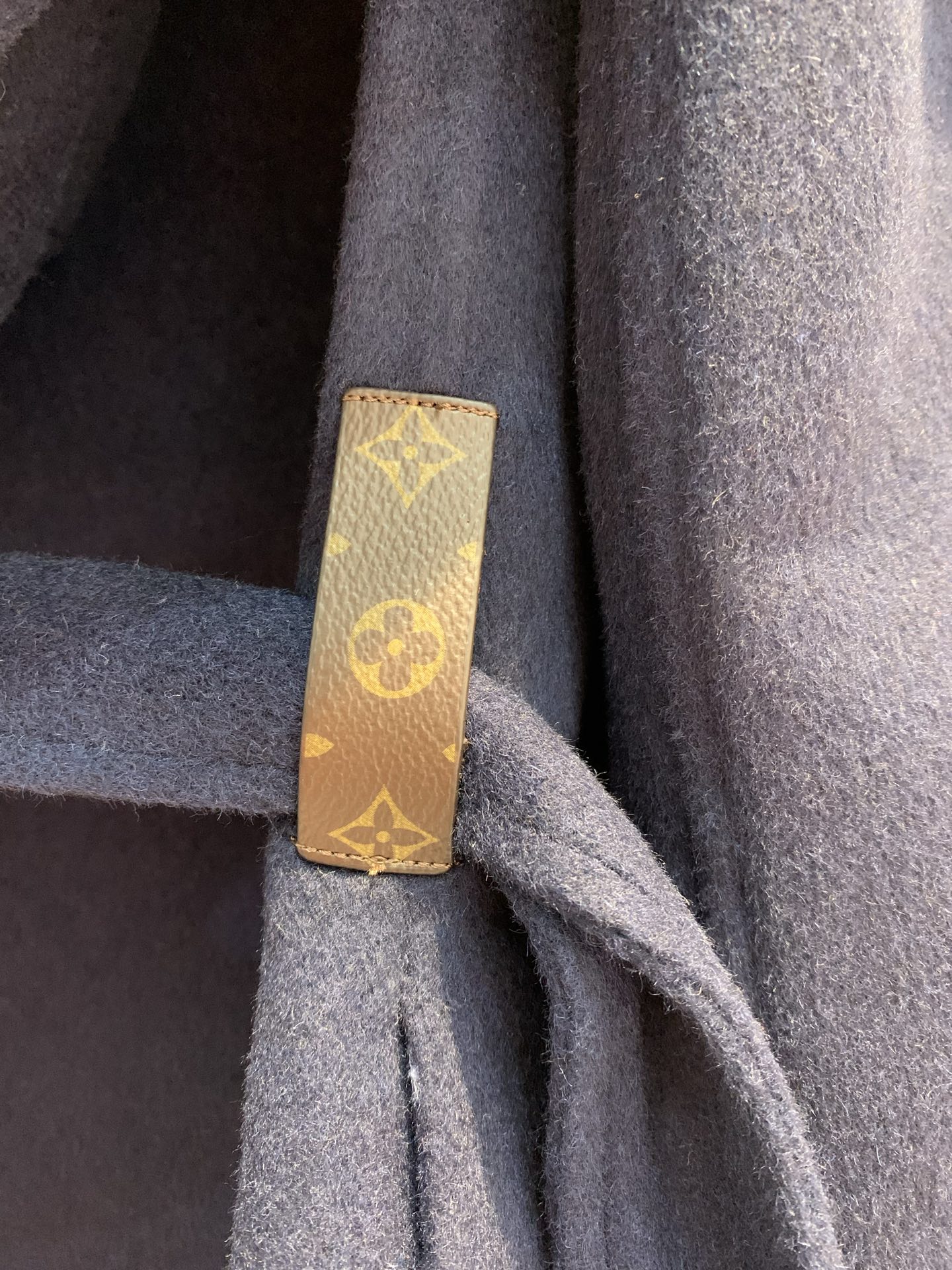 新款🌟出货啦📢 顶级面料配全套包装 L家秋冬新款大花围裹式中长款大衣，澳洲进口绵羊毛呢提花面料，面料柔软