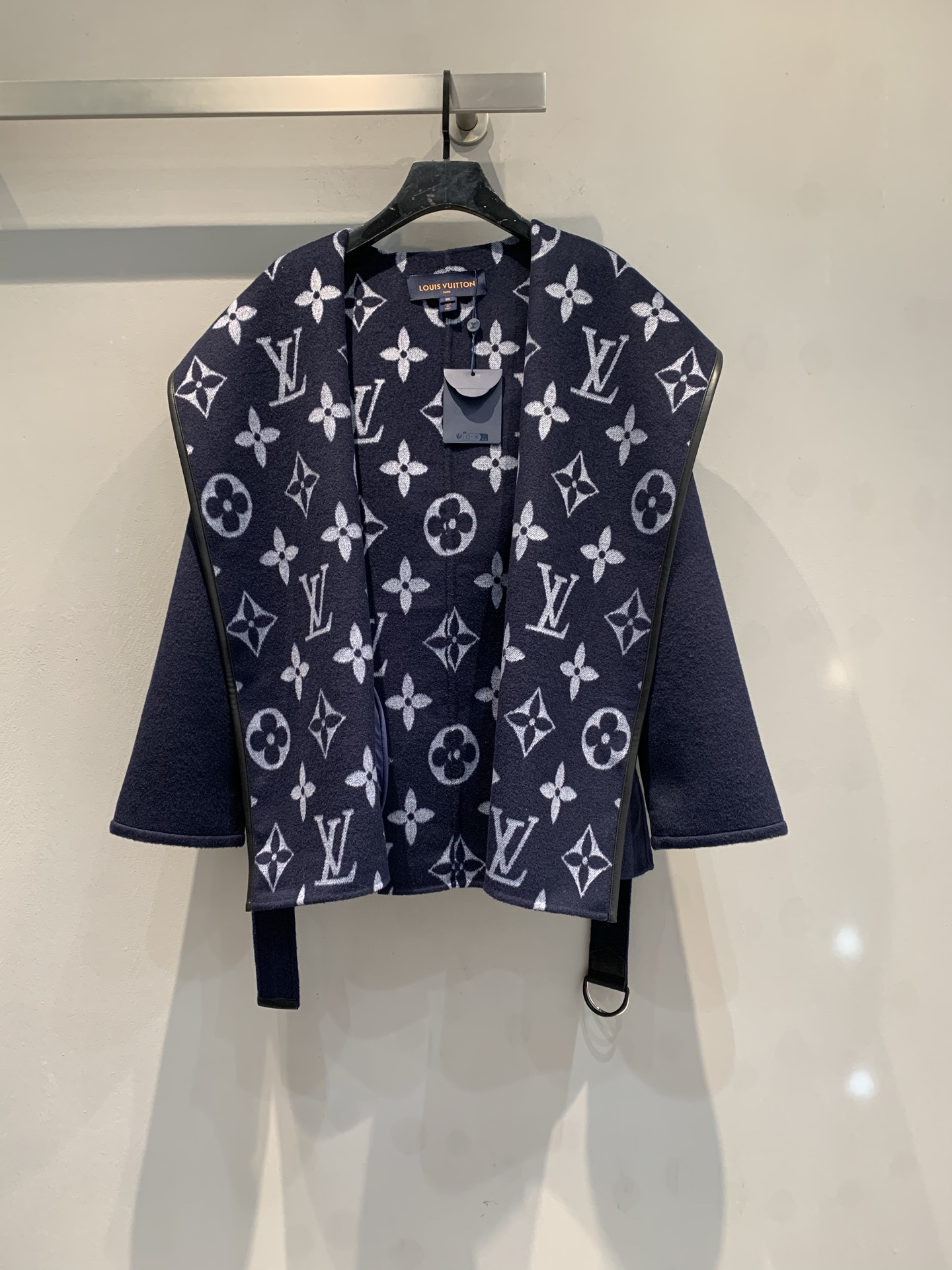 NO:717170,Equipped with dust bag, the new model is shipped. M top-quality fabrics with complete packaging. L family's new autumn and winter large flower wrap-style short coat, imported from Australia, sheep wool jacquard fabric, the fabric is soft and velvety!  Full body floral tailoring, imported goatskin binding!  The invincible large lapels are made for aura, and your upper body will become whiter and more beautiful in seconds!  Delivered with the same color belt. Navy blue code number 36 38 40,,louis vuitton,sheepskin,19860909配防尘袋新款出货啦M顶级面料配全套包装 L家秋冬新款大花围裹式短款大衣,澳洲进口绵羊毛呢提花面料,面料柔软绒感十足！满身对花剪裁,进口山羊皮包边！无敌大翻领为气场而生,上身秒变白富美！配送同色腰带.藏青色 码数36 38 40,,louis vuitton,sheepskin,,Women's clothing