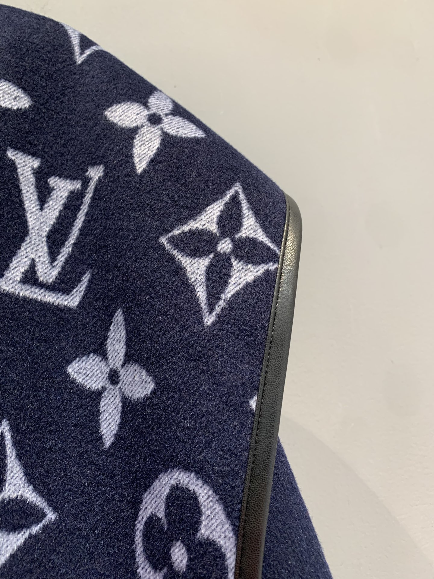 新款🌟出货啦📢 顶级面料配全套包装 L家秋冬新款大花围裹式短款大衣，澳洲进口绵羊毛呢提花面料，面料柔软绒