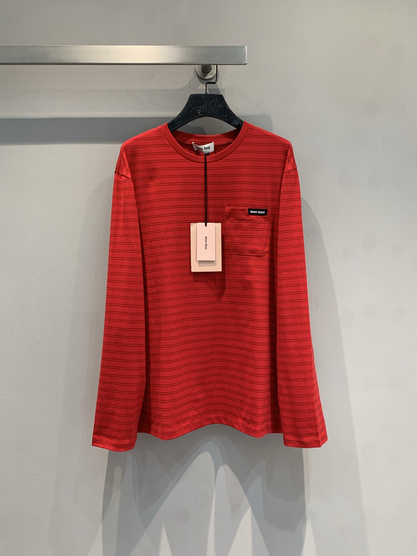 NO:728958,New model shipped, original development  Miumi*2026 early spring new New Year red striped long-sleeved T-shirt, pure cotton, soft and skin-friendly, 175g weight, comfortable and crisp to wear. Red background + black stripes, full visual impact, full of festive atmosphere. Small chest pocket with brand embroidery, details  Exquisite. Loose fit. It is OK to wear alone or layered. It looks great with jeans and short skirts. It can be easily used in daily casual or festive occasions. Size SML, miumiu, skirts, jeans, tees, t-shirt,19860909新款出货啦原版开发 Miumi*2026早春新款新年红条纹长袖T恤,纯棉,柔软亲肤,175g克重,穿着舒适又挺括.正红底色+黑色条纹,视觉冲击力满分,节日氛围感拉满.胸前小口袋配品牌刺绣,细节精致.宽松版型,单穿或内搭都很OK,搭配牛仔裤、短裙都超好看,日常休闲或节日场合都能轻松驾驭.码数SML,,miumiu,skirts,jeans,tees，t-shirt,,Women's clothing