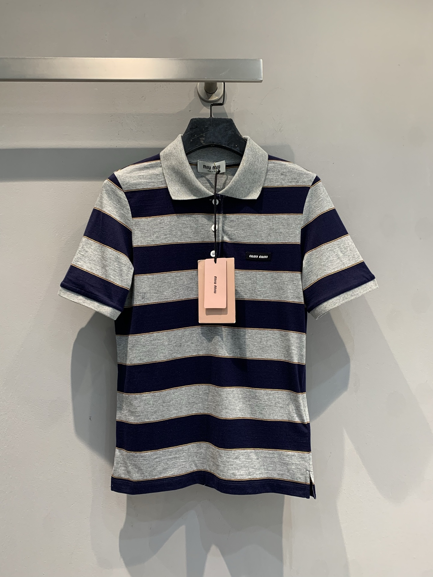 NO:728931,The new model is shipped M. Original development Miumi* 2026 new spring and summer college style gray and blue contrast striped Polo shirt, classic lapel + short sleeve design, the fabric has a delicate texture, the overall style is casual with a bit of college feel, suitable for daily wear in spring and summer. Whether it is paired with a skirt or trousers, you can easily create a simple and fashionable look. Below, we have compiled a number of practical matching plans for you, covering different styles and scenes, just copy the homework!  Size SML,,miumiu,skirts,T-shirt,19860909新款出货啦M 原版开发 Miumi*2026春夏新款学院风灰蓝撞色条纹Polo衫,经典翻领+短袖设计,面料带有细腻纹理,整体风格休闲中带点学院感,适合春夏日常穿搭.无论是搭配裙装还是裤装,都能轻松打造简约时髦的造型.下面为你整理出多套实穿搭配方案,涵盖不同风格和场景,直接抄作业！码数SML,,miumiu,skirts,T-shirt,,Women's clothing