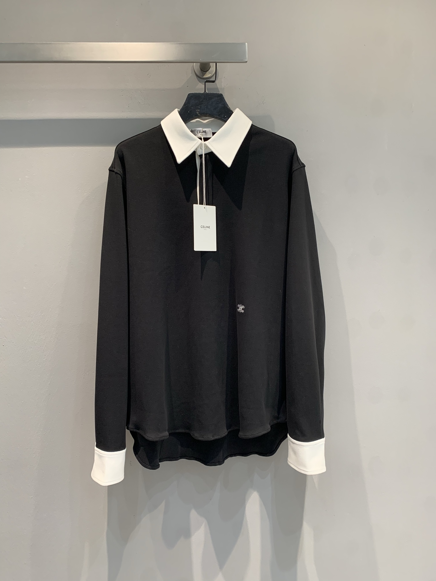 NO:729003,New model shipped, original version developed  Celin*2026 new early spring college style black and white splicing fake two-piece shirt, with a black body + white lapel and cuff design, has a college style and minimalist feel. The fabric texture is thick and thick, suitable for wearing alone or layered in spring and autumn. It not only retains the neat lines of the shirt, but also adds layering through the splicing design. It is a powerful tool for creating a 'pseudo layering' look. It is suitable for both men and women, and the style can be salty or sweet. Size SML,,celine,shirts,19860909新款出货啦 原版开发 Celin*2026早春新款学院风黑白拼接假两件衬衫,采用黑色主体+白色翻领与袖口的设计,自带学院风与极简感,面料质感偏厚实,适合春秋季节单穿或内搭.它既保留了衬衫的利落线条,又通过拼接设计增加了层次感,是打造“伪叠穿”造型的利器,男女皆宜,风格可盐可甜.码数SML,,celine,shirts,,Women's clothing