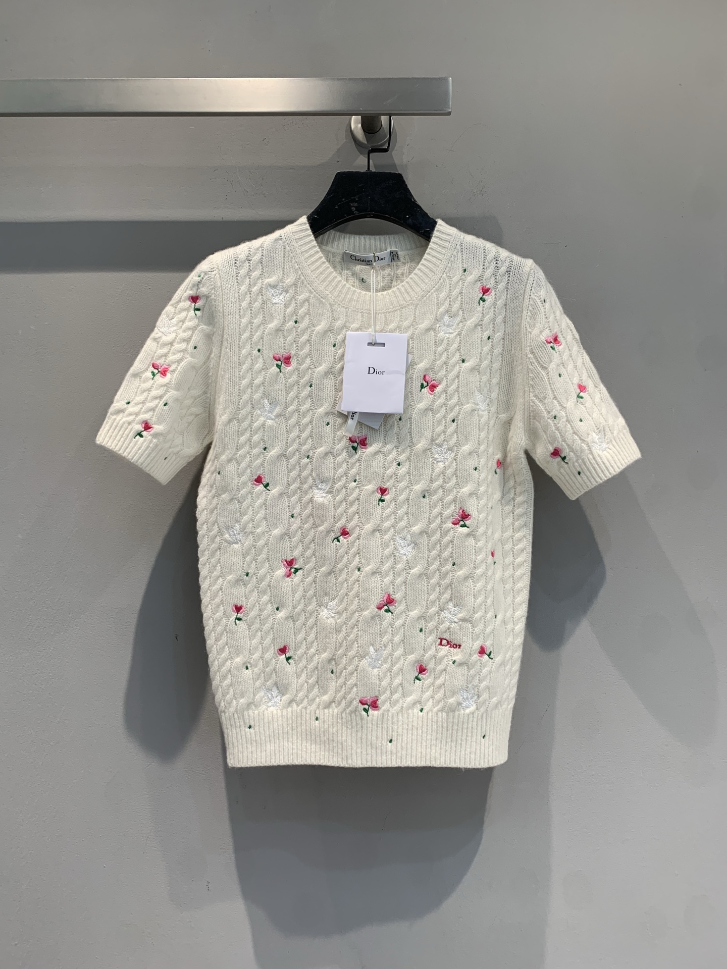 NO:729977,New model shipped, M original development  CD2026 early spring new style fashionable and versatile cashmere knitted short sleeves with rose embroidery. Decorated with exquisite rose embroidery, with three-dimensional cable texture, it is gentle and has a sense of luxury. The short sleeve design is refreshing and neat, suitable for the spring and summer transition seasons. Whether it is daily outings or date parties, you can easily wear French elegance. The knitted material is soft and skin-friendly, the version is slightly loose, and it is tolerant to the body. It is a versatile and noble item in the wardrobe. Size 36 38  40,,T-shirt,19860909新款出货啦M原版开发 CD2026早春新款时髦百搭玫瑰花刺绣羊绒针织短袖.饰以精致的玫瑰刺绣点缀,搭配立体绞花纹理,温柔中透着高级感.短袖设计清爽利落,适合春夏过渡季节,无论是日常出街还是约会聚会,都能轻松穿出法式优雅气质.针织材质柔软亲肤,版型略宽松,对身材包容性强,是衣橱里百搭又显贵的单品.码数36 38 40,,T-shirt,,Women's clothing