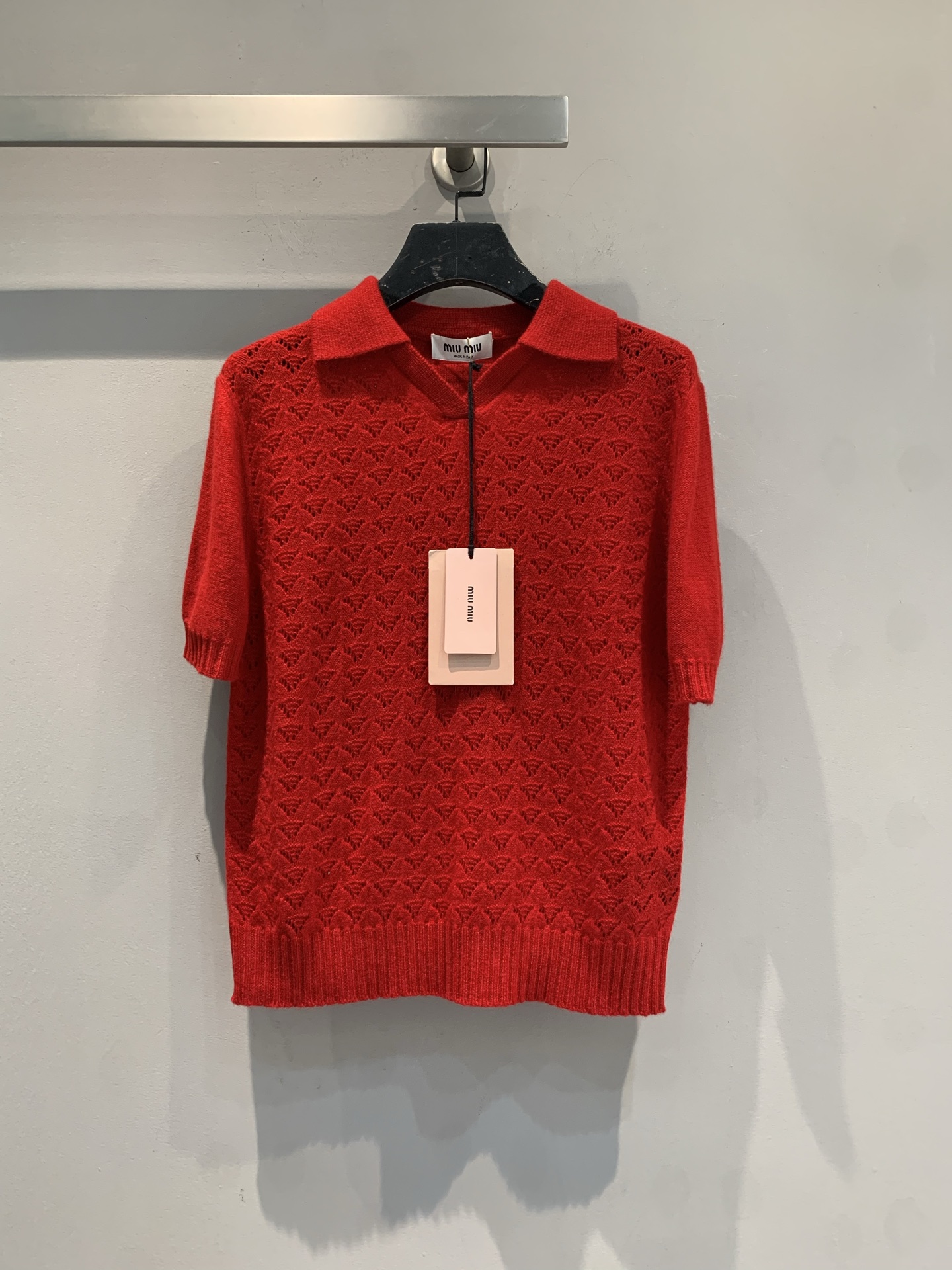 NO:729992,New model shipped, original version developed  Miumi*2026 New Year Red Series polo neck short-sleeved sweater. It adopts the classic V-shaped jacquard pattern, with delicate texture, full color, and a sense of luxury. Paired with white inner long sleeves, it is full of layering and is both fashionable and practical. It not only retains the neat tailoring of the Polo shirt, but also adds a gentle atmosphere through knitted materials. It is suitable for creating various styles such as sweet and cool, college, and light luxury. Size SML,, miumiu, T-shirt,19860909新款出货啦 原版开发 Miumi*2026新年红系列polo领短袖针织衫.采用经典V字提花图案,质感细腻,色彩饱满,自带高级感.搭配白色内搭长袖,层次感十足,兼具时髦与实穿的单品.它既保留了Polo衫的利落剪裁,又通过针织材质增添温柔氛围,适合打造甜酷、学院、轻奢等多种风格.码数SML,,miumiu,T-shirt,,Women's clothing