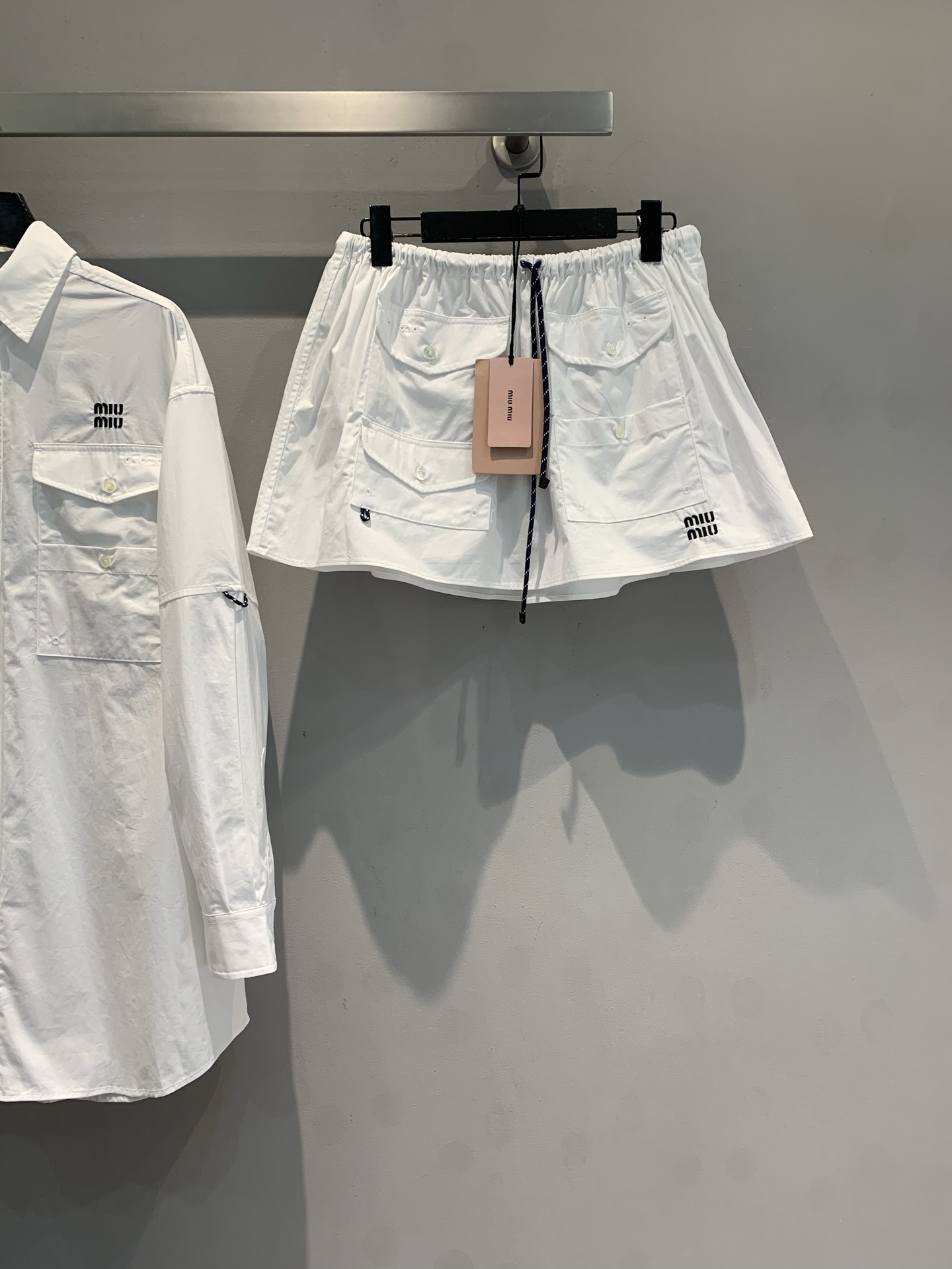 NO:730139,The new model is shipped M. Originally developed by Miumi*2026 spring and summer new fashionable and versatile elastic waist belt work skirt. It adopts a high-waist drawstring design, with a multi-pocket structure and the brand's iconic 'MIU'  MIU' embroidery has both a sense of functionality and a girly feel. The fabric is light and crisp, suitable for spring and summer. It is a powerful tool for creating a coexistence of street fashion and sophistication. Whether it is daily outings, dates or music festivals, it can be the finishing touch of the style. Size SML,,miumiu,skirts,19860909新款出货啦M 原版开发 Miumi*2026春夏新款时髦百搭松紧腰系带工装短裙.采用高腰抽绳设计,搭配多口袋结构和品牌标志性“MIU MIU”刺绣,兼具机能感与少女气息.面料轻盈挺括,适合春夏季节,是打造街头时髦感与精致感并存的利器.无论是日常出街、约会还是音乐节,它都能成为造型的点睛之笔.码数SML,,miumiu,skirts,,Women's clothing