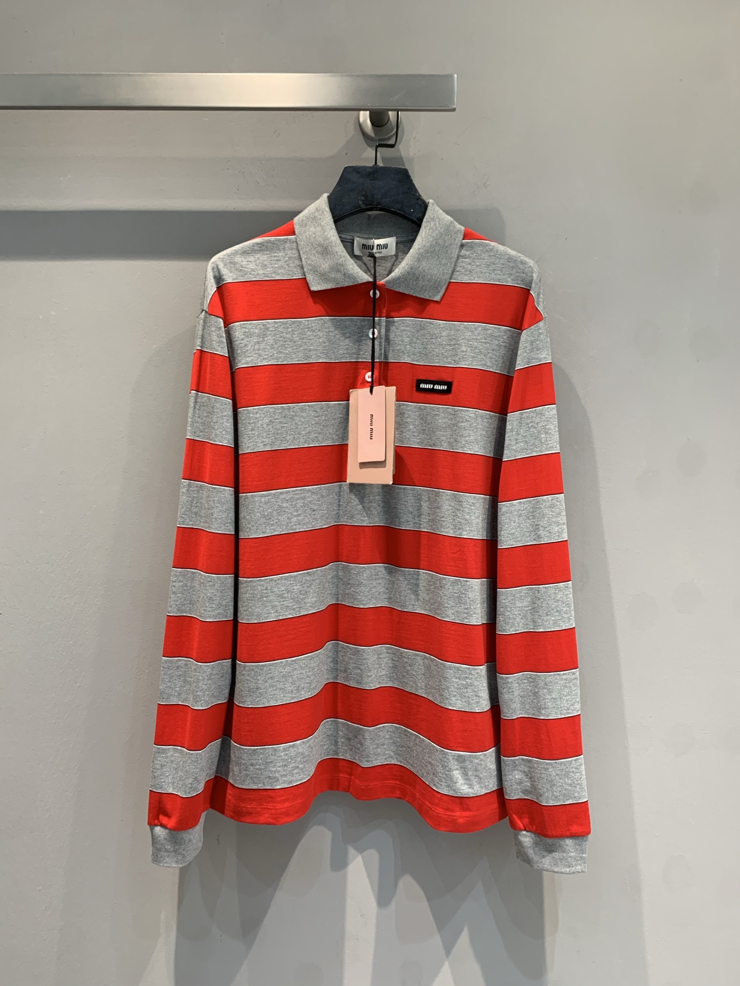 NO:732400,The new model is shipped. M original development Miumi*2026 early spring new collegiate style contrast striped long-sleeved Polo shirt, classic lapel + half zipper design, small logo embellishment on the chest, the overall style is casual and a little retro sporty. The fabric looks like a soft cotton blend, suitable for daily wear in spring and autumn. Its stripe elements have a visual stretching effect, and can be worn with the right combination to make you look slimmer and taller. It is a versatile and stylish item in the wardrobe!  Code number SML,,miumiu,19860909新款出货啦M原版开发 Miumi*2026早春新款学院风撞色条纹长袖Polo衫,经典翻领+半拉链设计,胸前有小logo点缀,整体风格休闲又带点复古运动感.面料看起来是柔软的棉质混纺,适合春秋季节日常穿搭.它的条纹元素自带视觉拉伸效果,搭配得当能轻松穿出显瘦、显高的效果,是衣橱里百搭又出片的单品！码数SML,,miumiu,,Women's clothing