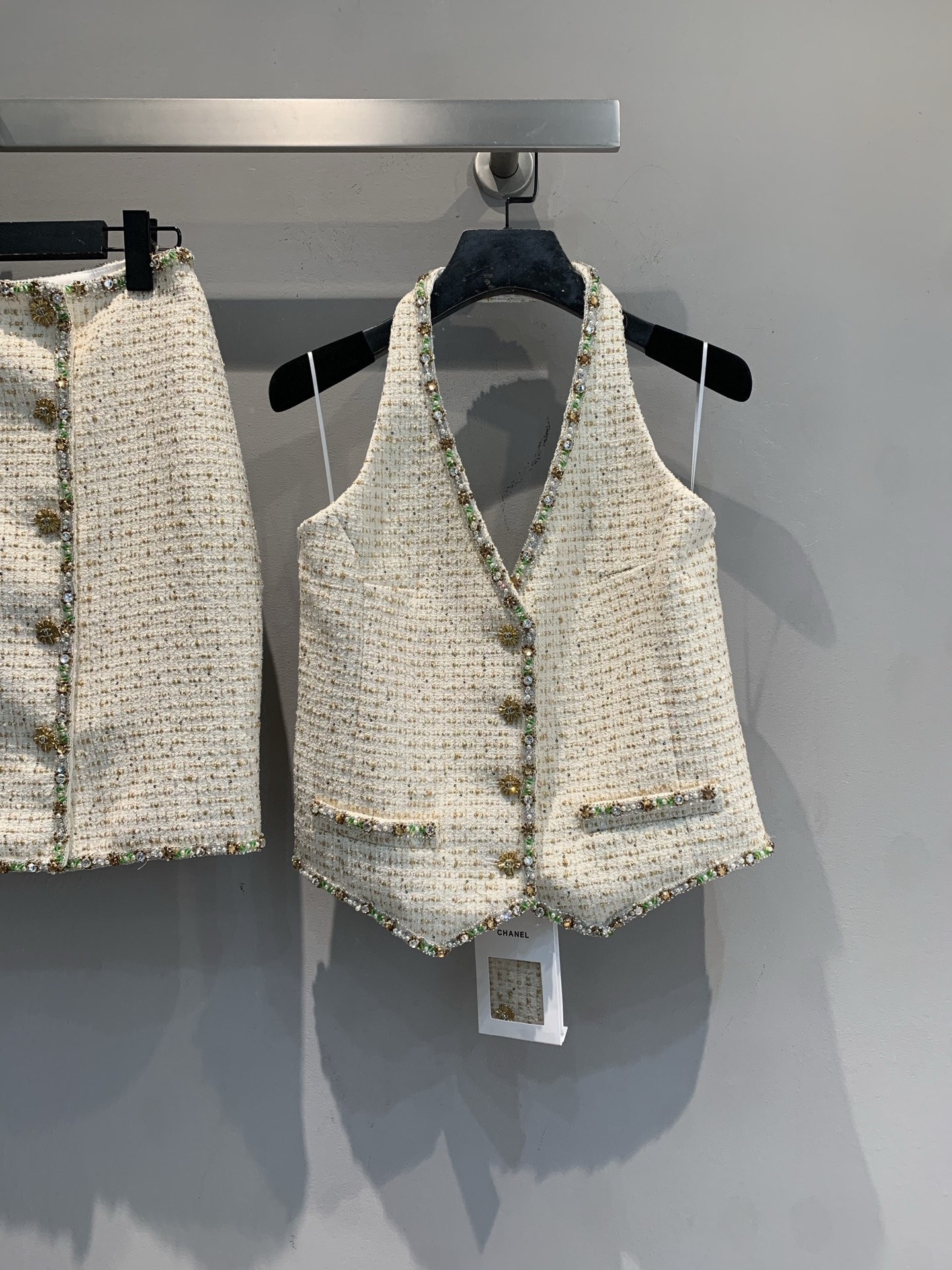 NO:733781,The new model is shipped. M original development. C's 2026 early spring new fashionable retro platinum tweed halter neck vest, classic tweed material, platinum tone with colorful beads, full of nobility!  The halter neck design modifies the shoulder and neck lines, and the buttons and beading details are ultra-fine, making it light and elegant for spring and summer. It can be easily worn for daily commuting, dating or formal occasions. Pair it with the same series of skirts or simple trousers to easily get a high-end look. Size 36 38 40,,chanel,skirts,19860909新款出货啦M原版开发 C家2026早春新款时髦复古白金粗花呢挂脖马甲,经典粗花呢材质,白金色调搭配彩色珠饰,贵气满满！挂脖设计修饰肩颈线条,纽扣和珠饰细节超精致,春夏穿搭轻盈又优雅.日常通勤、约会或正式场合都能轻松驾驭,搭配同系列半裙或简约裤装,轻松get高级感造型.码数36 38 40,,chanel,skirts,,Women's clothing
