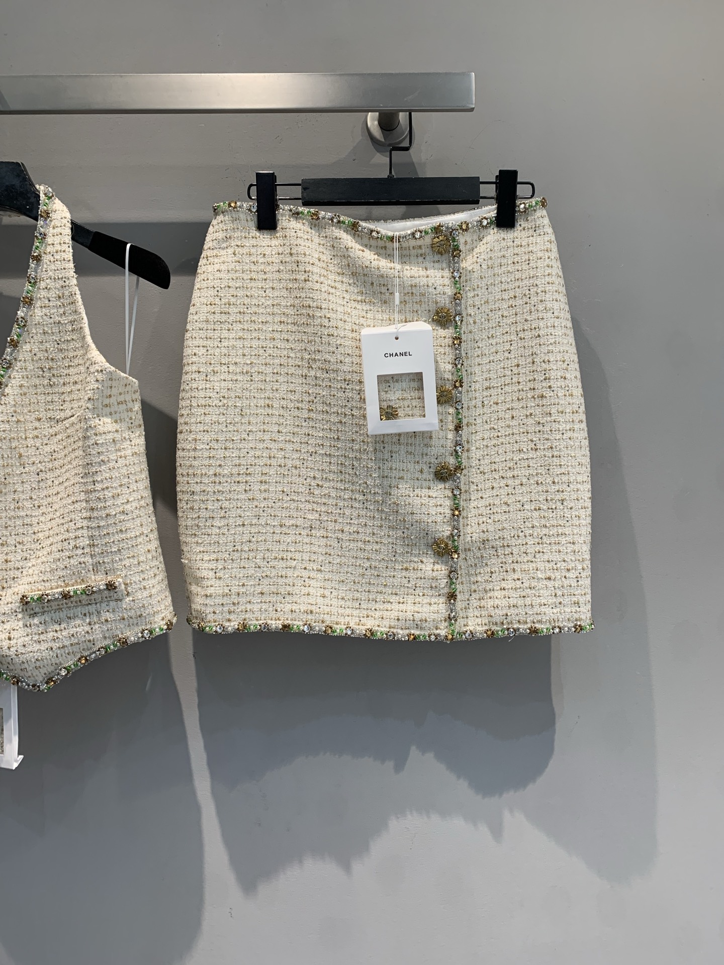 NO:733789,New model shipped M original development  C's 2026 early spring new style fashionable retro single-breasted tweed skirt, white gold tone with colorful beads, noble and elegant. Classic tweed material, exquisite bead nail technology, green bead embellishment, full of spring atmosphere. Straight cut, suitable length  Medium, it looks great when paired with a halterneck vest or shirt, and you can easily create a French-style exquisite outfit. Inspired by Italian resort style, combined with French craftsmanship, it is suitable for formal occasions such as dinners and parties, and can also be worn daily, easily managing a variety of styles. Size 36  38 40,,chanel,skirts,shirts,19860909新款出货啦M 原版开发 C家2026早春新款时髦复古单排扣粗花呢半裙,白金色调搭配彩色珠饰,贵气优雅.经典斜纹软呢材质,珠钉工艺精致,绿色珠饰点缀,春日氛围感满满.直筒剪裁,长度适中,搭配挂脖马甲或衬衫都很出彩,轻松打造法式精致穿搭.灵感源自意大利度假风情,融合法式工艺,适合晚宴、派对等正式场合,也能日常穿搭,轻松驾驭多种风格.码数36 38 40,,chanel,skirts,shirts,,Women's clothing