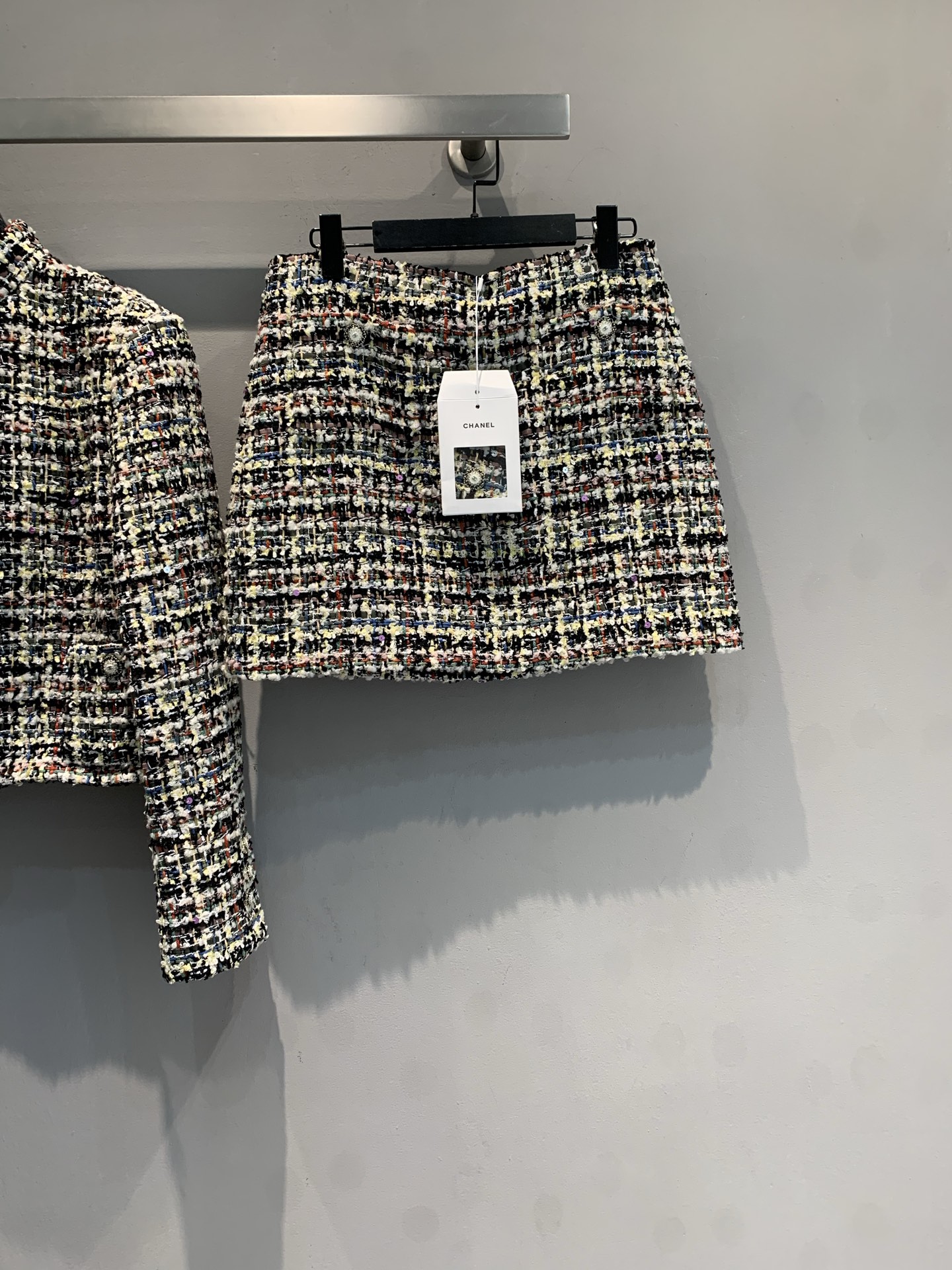 NO:734207,The new model is shipped and the original version is developed. C's 2026 early spring new style fashionable retro colorful woven tweed skirt, classic tweed material, retro and high-end, brown, green and beige interwoven texture is super textured. High-waisted A-line version, slimming and modified waistline, short design is very suitable for little girls, a must-have for autumn and winter. It looks great with sweaters, shirts or small fragrant jackets. It can be easily controlled for commuting, parties, and daily life, with perfect elegant temperament. Size 36 38  40,,chanel,skirts,jackets & coats,shirts,19860909新款出货啦原版开发 C家2026早春新款时髦复古彩织粗花呢半身裙,经典粗花呢材质,复古又高级,棕绿米色交织纹理超有质感.高腰A字版型,显瘦修饰腰线,短款设计超适合小个子女生,秋冬穿搭必备.搭配针织衫、衬衫或小香风外套都很出彩,通勤、聚会、日常都能轻松驾驭,优雅气质满分.码数36 38 40,,chanel,skirts,jackets & coats,shirts,,Women's clothing