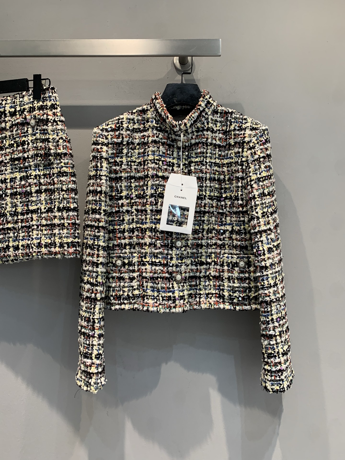 NO:734212,Comes with dust bag. New model shipped. Comes with dust bag. Original development. C's 2026 early spring new style fashionable retro mixed color tweed short jacket, classic small fragrance design, mixed color yarn weaving, rich texture and distinct layers. Short tailoring + stand-up collar, elegant and practical, can be easily worn in daily or formal occasions, paired with high-waisted pants/skirts, the proportions are instantly elongated!  The tweed material is warm and textured, a must-have for fashionistas. Size 36 38 40, chanel, skirts, jackets & coats,19860909配防尘袋新款出货啦 配防尘袋 原版开发 C家2026早春新款时髦复古混色粗花呢短外套,经典小香风设计,混色纱线编织,肌理感丰富,层次分明.短款剪裁+立领,优雅又实用,日常或正式场合都能轻松驾驭,搭配高腰裤/裙,比例瞬间拉长！粗花呢材质保暖又有质感,时髦精们必入.码数36 38 40,,chanel,skirts,jackets & coats,,Women's clothing