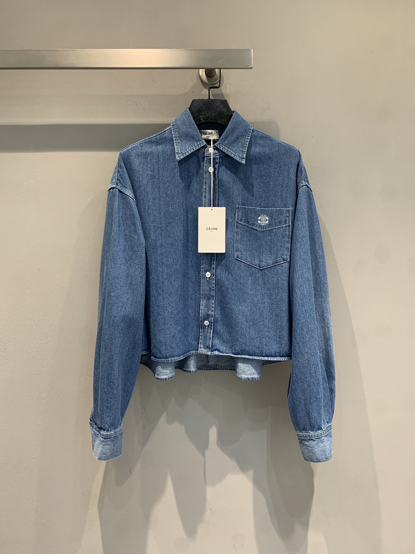 NO:734222,The new model is shipping. The original development Celin*2026 early spring new style fashionable and versatile Arc de Triomphe short denim shirt jacket, made of high-quality denim, classic blue tone + Arc de Triomphe logo embroidery, highly recognizable. Mother-of-pearl buckle engraved logo, full of details!  Slightly wide and upright style, friendly to small people, easy to wear and neat. It can be easily worn for daily commuting and leisure outings. Paired with jeans or skirts, it is relaxed and fashionable, and can easily become the focus of the crowd. Size SML,,celine,skirts,jeans,jackets & coats,shirts,19860909新款出货啦 原版开发 Celin*2026早春新款时髦百搭凯旋门短款牛仔衬衫外套,采用高品质牛仔布,经典蓝色调+凯旋门徽标刺绣,辨识度超高.贝母扣刻字徽标,细节满分！微阔立挺版型,小个子友好,轻松穿出利落感.日常通勤、休闲出游都能轻松驾驭,搭配牛仔裤或半裙,松弛又时髦,轻松成为人群焦点.码数SML,,celine,skirts,jeans,jackets & coats,shirts,,Women's clothing