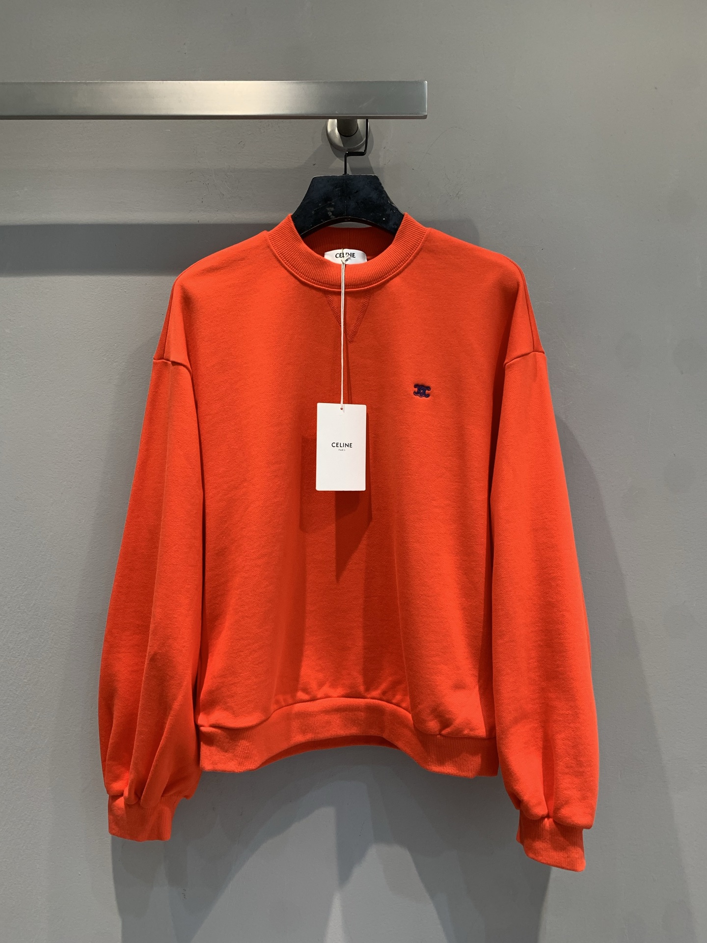 NO:734245,The new model is shipping. The original development Celin*2026 early spring New Year red Arc de Triomphe turtleneck sweatshirt, classic red + Arc de Triomphe embroidery, full of brand sense!  The fabric is super soft, the loose fit is very tolerant, and it is great for daily casual or festive wear. The red color symbolizes festive vitality and is versatile with jeans and casual pants. You can easily get a simple and fashionable style. Size SML, celine, hoodie, sweatshirts, jeans,19860909新款出货啦原版开发 Celin*2026早春新年红凯旋门高领卫衣,经典正红色+凯旋门刺绣,品牌感满满！面料超柔软,宽松版型包容性强,日常休闲或节日氛围感穿搭都很出彩.红色象征喜庆活力,搭配牛仔裤、休闲裤都很百搭,轻松get简约时髦风.码数SML,,celine,hoodie,sweatshirts,jeans,,Women's clothing