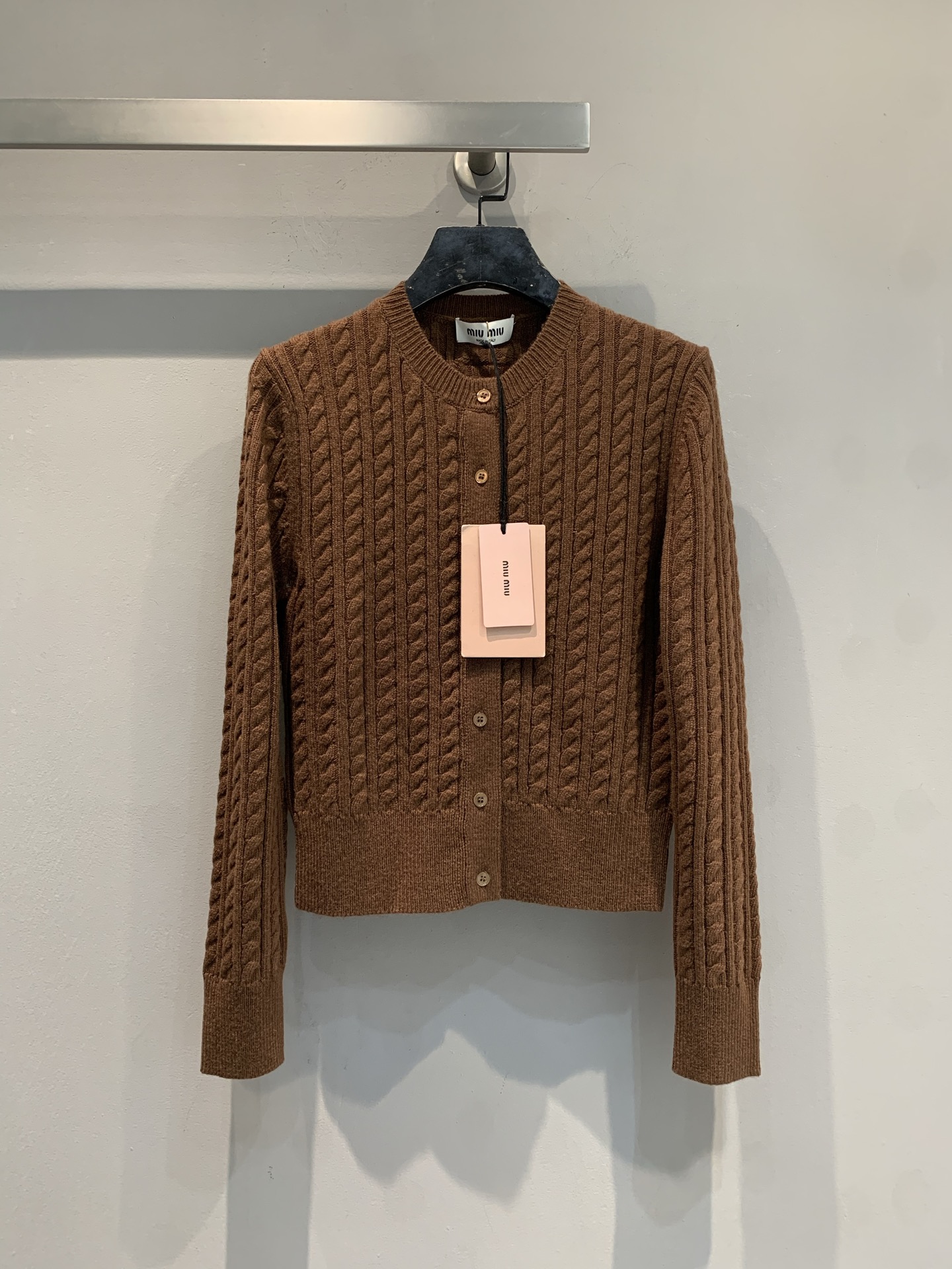 NO:733794,New model shipped, original development  Miumi*2026 early spring new trendy retro caramel color twist knitted cardigan. Cashmere material, soft and skin-friendly, super comfortable to wear in early spring! Classic twist texture + round neck design, retro and playful, button opening and closing for easy putting on and taking off. The caramel color has a spring atmosphere, paired with bright colored bottoms or skirts, perfect layering! It can be easily controlled for daily commuting and leisure, fashionable and practical, it is a must-have and versatile item for autumn and winter wardrobe. Size SML,, miumiu, skirts,19860909新款出货啦原版开发 Miumi*2026早春新款时髦复古焦糖色麻花针织开衫.山羊绒材质,柔软亲肤,早春穿超舒服!经典麻花纹理+圆领设计,复古又俏皮,纽扣开合方便穿脱.焦糖色超有春日氛围感,搭配亮色下装或裙装,层次感满分!日常通勤,休闲都能轻松驾驭,时髦又实用,是秋冬衣橱必备百搭单品.码数SML,,miumiu,skirts,,Women's clothing