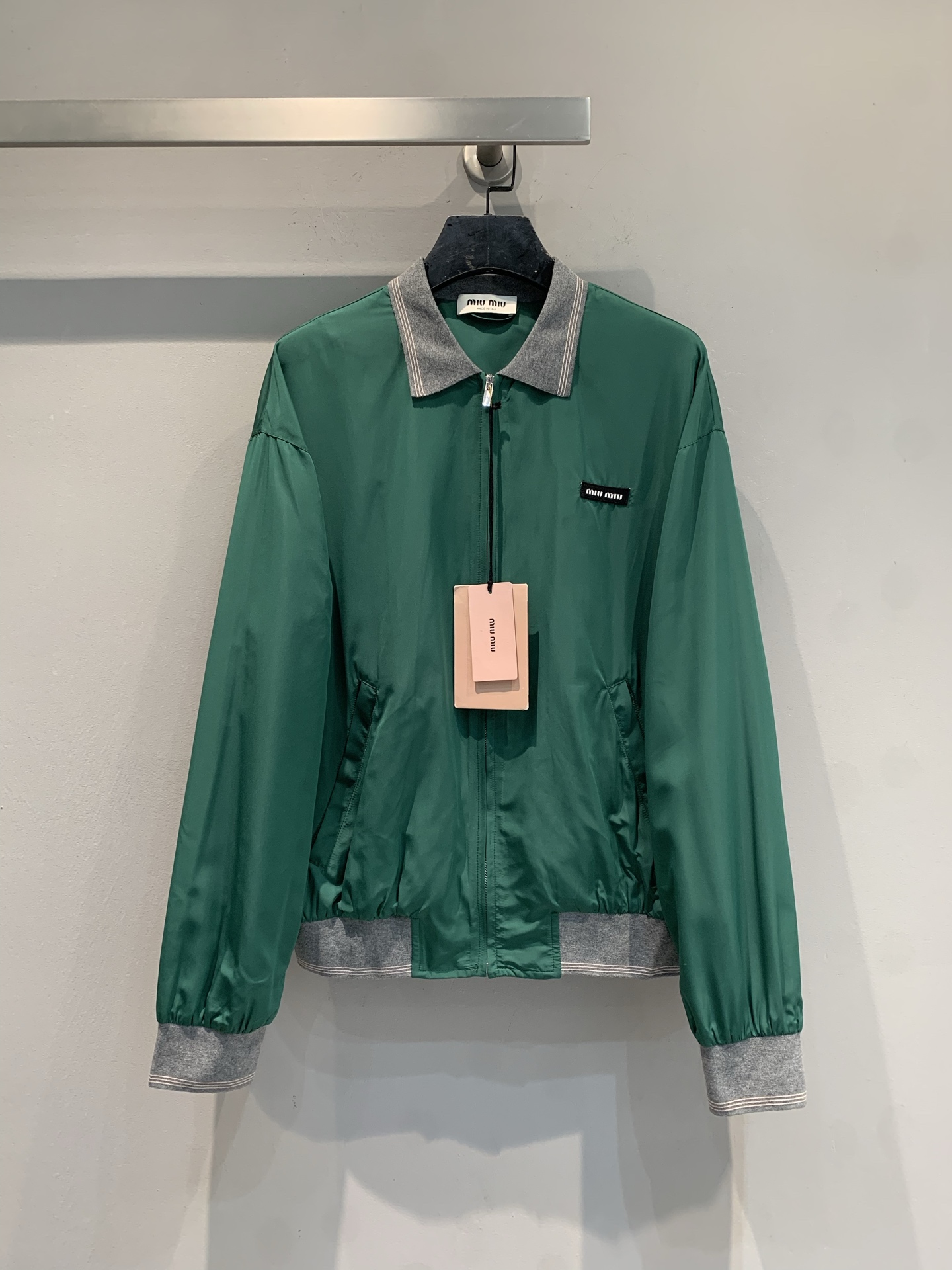 NO:734233,The new model is shipped. M original development Miumi*2026 early spring new fashionable retro green bomber jacket, poplin material is light and shiny, gray stitching collar and cuffs, contrasting color design is super layered. Brand logo on the chest, short cut, zipper closure, retro and fashionable, can be easily worn in daily life or activities. It goes well with trousers or skirts, it is a must-have fashion item for age reduction!  Size SML,,miumiu,skirts,jackets & coats,19860909新款出货啦M原版开发 Miumi*2026早春新款时髦复古绿色飞行员夹克,府绸材质轻盈有光泽,灰色拼接领口和袖口,撞色设计超有层次感.胸前品牌徽标,短款剪裁,拉链开合,复古又时髦,日常或活动都能轻松驾驭.搭配裤装或裙装都很出彩,是减龄时尚必备单品！码数SML,,miumiu,skirts,jackets & coats,,Women's clothing