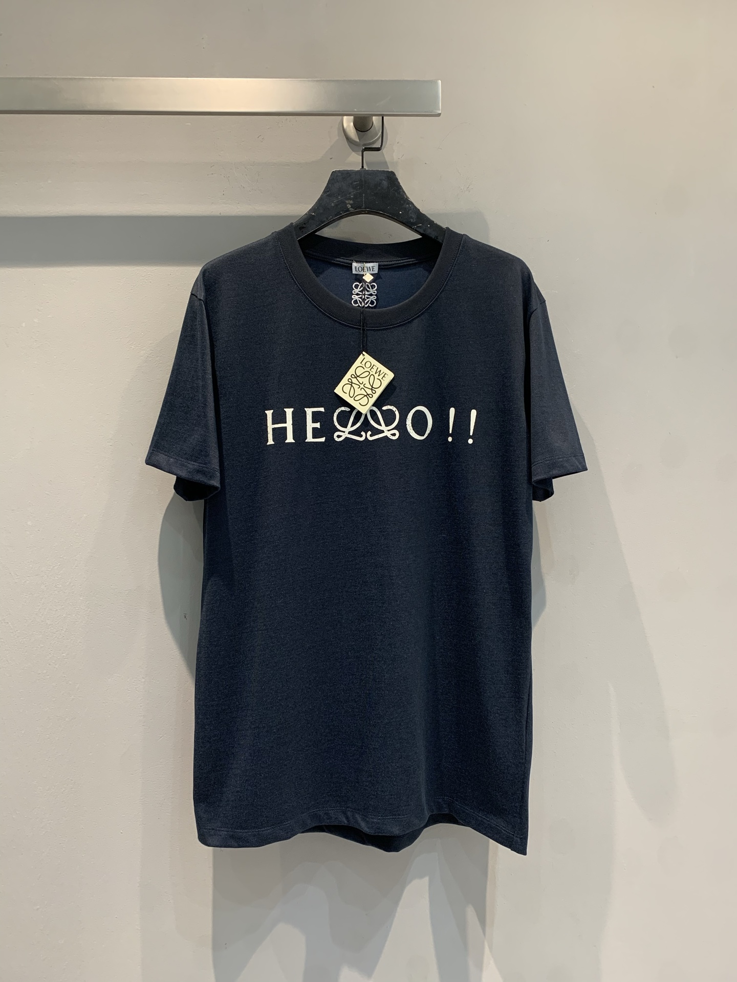 NO:733804,The new model is on the way. The original M-developed Loew* HEOO short-sleeved T-shirt has a navy blue main tone and the 'HEOO!!' letters printed on the chest are super recognizable!  The pure cotton fabric is soft and breathable, and is super comfortable to wear in spring and summer. The loose fit is perfect for wearing alone or layered, and you can easily create a casual or cool style. The fabric is crisp and not easy to deform, making it easy to control for daily commuting, dating, and shopping. It is comfortable and has a sense of design, and is both fashionable and practical. SML,, loewe, loewe, T-shirt, tees, t-shirt,19860909新款出货啦M原版开发 Loew*罗意HEOO短袖T恤,藏蓝色主调,胸前“HEOO!!”字母印花超有辨识度！纯棉面料柔软透气,春夏穿超舒服.宽松版型,单穿或内搭都很OK,轻松打造休闲或痞帅风.面料挺括不易变形,日常通勤、约会、逛街都能轻松驾驭,舒适又有设计感,时髦实用两不误码数SML,,loewe,loewe,T-shirt,tees，t-shirt,,Women's clothing