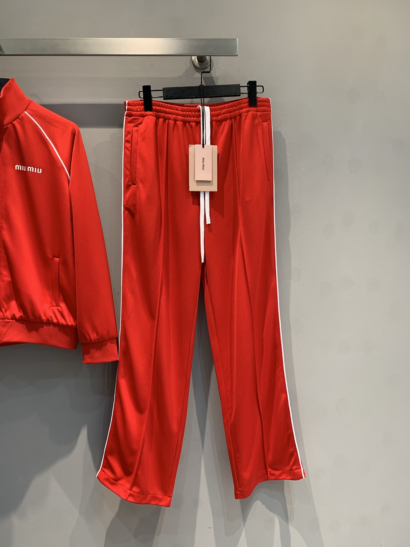 NO:733825,The new model is shipping. Originally developed by Miumi*2026 early spring new fashionable red sweatpants, made of pure cotton thickened fabric, super warm to wear in spring and autumn!  Elastic waist + white stripes, simple and sporty. Straight-leg pants are loose and comfortable, suitable for daily leisure or sports. Pair them with tops of the same color or contrasting color items to easily create a dynamic outfit and directly add a festive atmosphere!  Code number SML,,miumiu,19860909新款出货啦原版开发 Miumi*2026早春新款时髦红色运动裤,采用纯棉加厚面料,春秋穿超暖！松紧腰+白色条纹,简约又运动感满满.直筒裤型宽松舒适,日常休闲或运动都很适合.搭配同色系上衣或撞色单品,轻松打造活力穿搭,节日氛围感直接拉满！码数SML,,miumiu,,Women's clothing