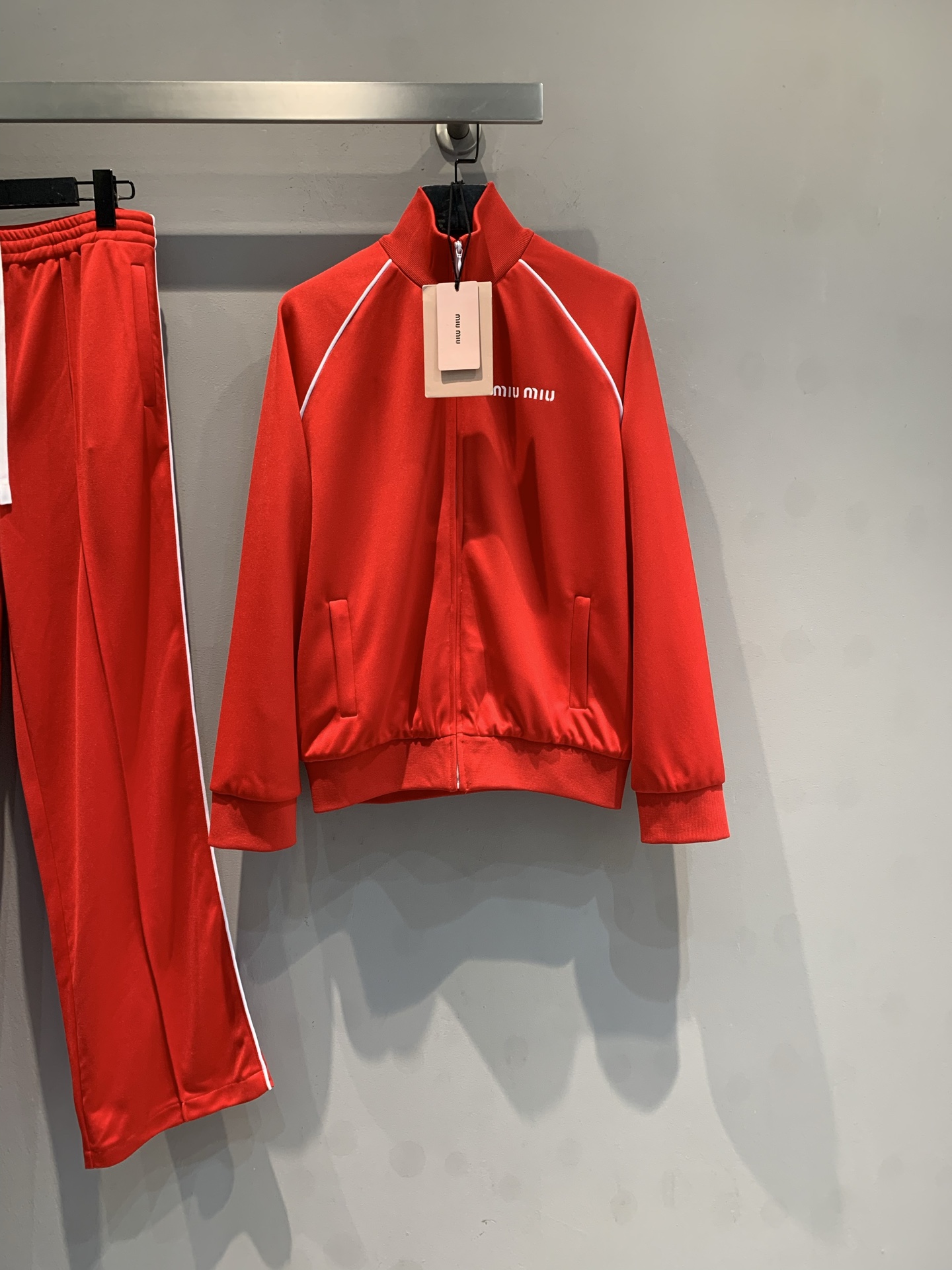 NO:733815,The new model is shipping. The original development Miumi*2026 early spring new fashionable sports red zipper jacket, high elastic knitted fabric, breathable and comfortable, OK for daily or sports!  The stand-up collar + white contrasting lines are simple and stylish, and the brand embroidery on the chest is very recognizable. The short design, paired with sports pants of the same color, can easily get a sweet and cool college style. The red is super white, fashionable and practical, and it is a popular item this season!  Size SML,,miumiu,jackets & coats,19860909新款出货啦原版开发 Miumi*2026早春新款时髦运动红色拉链夹克,高弹针织面料,透气又舒适,日常或运动都OK！立领+白色撞色线条,简约又有型,胸前品牌刺绣超有辨识度.短款设计,搭配同色系运动裤,轻松get甜酷学院风,红色超显白,时尚又实用,是本季热门单品！码数SML,,miumiu,jackets & coats,,Women's clothing