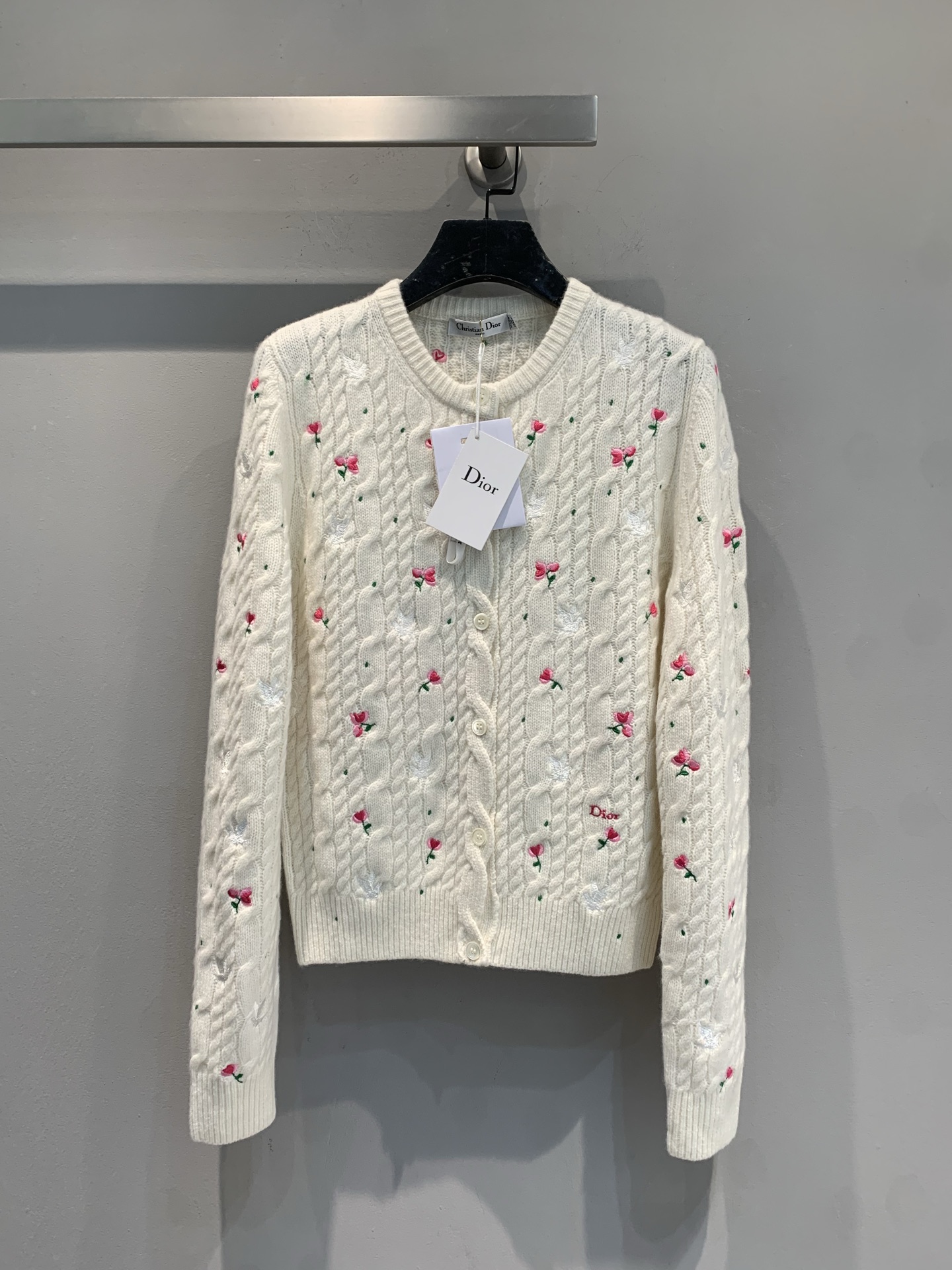 NO:734249,New model shipped, original development CD2026 early spring new rose embroidered twist knitted cardigan, off-white cashmere material, soft and skin-friendly, classic twist texture + exquisite rose embroidery, French elegance. Round neck design, single-breasted button for easy putting on and taking off, 'Dior' logo embroidery on the details, full of brand sense. Limited sale, high collection value, whether worn alone or layered with suits or skirts, you can easily create a gentle and noble atmosphere. Size 36 38  40,,dior,skirts,business suit,19860909新款出货啦 原版开发 CD2026早春新款玫瑰刺绣麻花针织开衫,米白色羊绒材质,柔软亲肤,经典麻花纹理+精致玫瑰刺绣,法式优雅满分.圆领设计,单排扣方便穿脱,细节处有“Dior”标志刺绣,品牌感十足.限量发售,收藏价值高,无论单穿还是叠搭西装、裙装,都能轻松打造温柔贵气氛围感.码数36 38 40,,dior,skirts,business suit,,Women's clothing