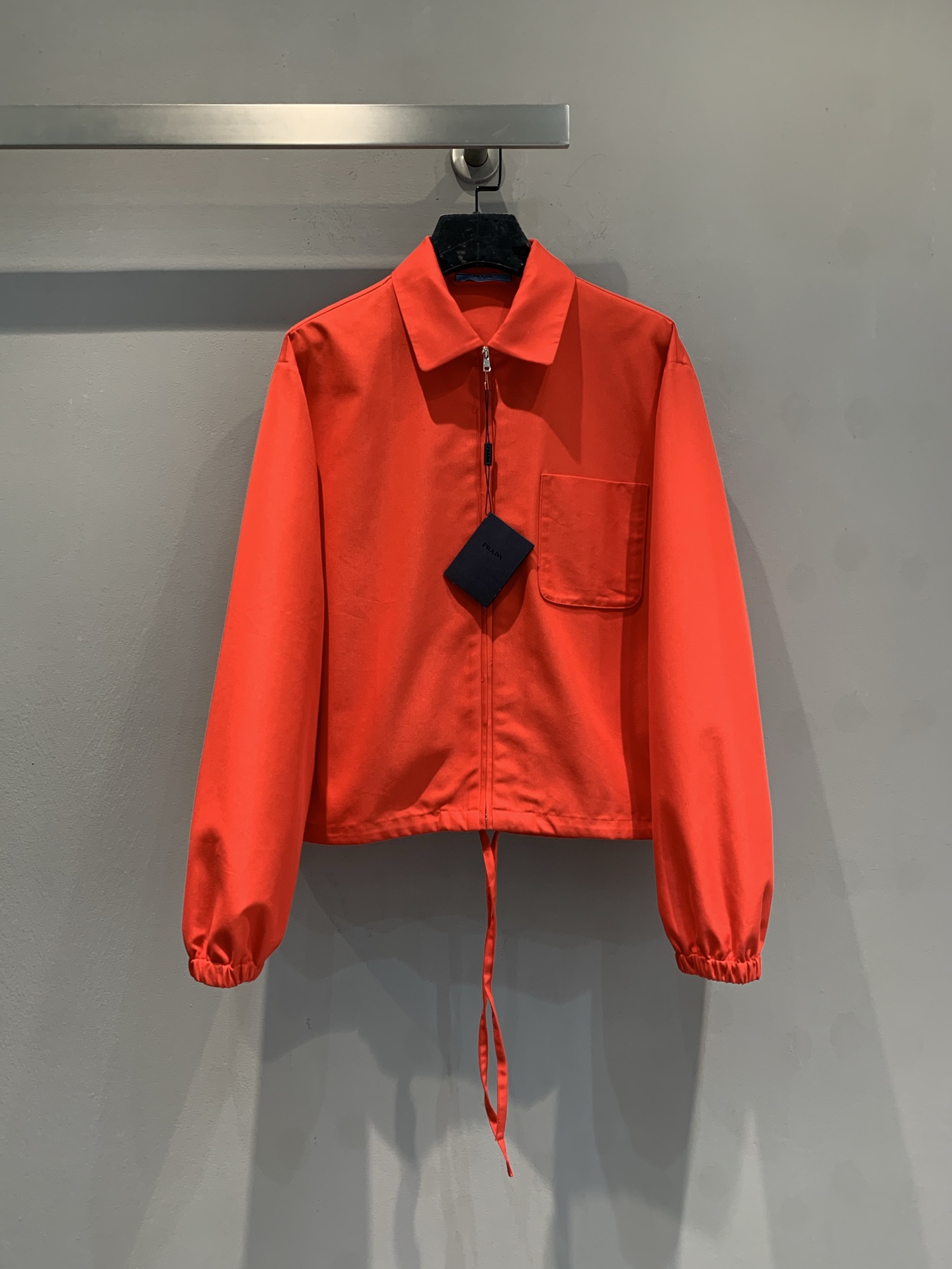 NO:735237,The new model is shipped. The original development Prad*2026 early spring new fashionable and versatile New Year's red drawstring jacket, the red is super eye-catching, lightweight fabric + lapel zipper design, hem drawstring adjustable version, three-dimensional tailoring is slightly wide, the same style for men and women, couples and best friends can easily control it. Simple chest pocket + electroplated hardware lettering logo, perfect texture!  It can be easily paired with jeans or casual pants for daily casual or festive atmosphere. It is fashionable and practical, and can easily create a trendy look. Size SML, prada, jeans, jackets & coats,19860909新款出货啦原版开发 Prad*2026早春新款时髦百搭新年红抽绳夹克,正红色超吸睛,轻质面料+翻领拉链设计,下摆抽绳可调节版型,立体剪裁微阔,男女同款,情侣闺蜜都能轻松驾驭.胸前简约口袋+电镀五金刻字Logo,质感满分！日常休闲、节日氛围都能轻松搭配牛仔裤或休闲裤,时尚又实用,轻松打造潮流造型.码数SML,,prada,jeans,jackets & coats,,Women's clothing