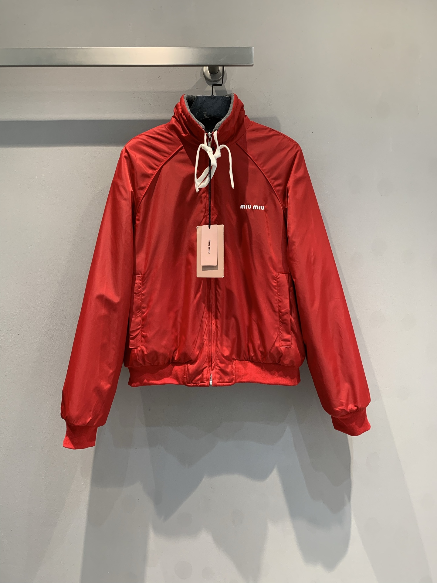 NO:735263,The new model is shipping. The original development Miumi*2026 early spring new New Year red reversible bomber jacket, short design + zipper closure, light and warm, perfect for spring and autumn!  The outer layer is red, and the inner lining is gray. It can be worn front and back, and is super flexible to match. The high-quality fabric is windproof, suitable for outdoor or daily use. The logo on the chest is low-key and recognizable, and the drawstring details are practical and fashionable. You can wear it with jeans or overalls, and you can easily get cool style!  Size SML,,miumiu,jeans,jackets & coats,19860909新款出货啦原版开发 Miumi*2026早春新款新年红两面穿飞行员夹克,短款设计+拉链开合,轻便又保暖,春秋穿超合适！外层正红,内衬灰色,正反都能穿,搭配超灵活.高品质面料防风,户外or日常都OK.胸前Logo低调有辨识度,抽绳细节实用又时髦,牛仔裤、工装裤随便搭,轻松get酷飒风！码数SML,,miumiu,jeans,jackets & coats,,Women's clothing