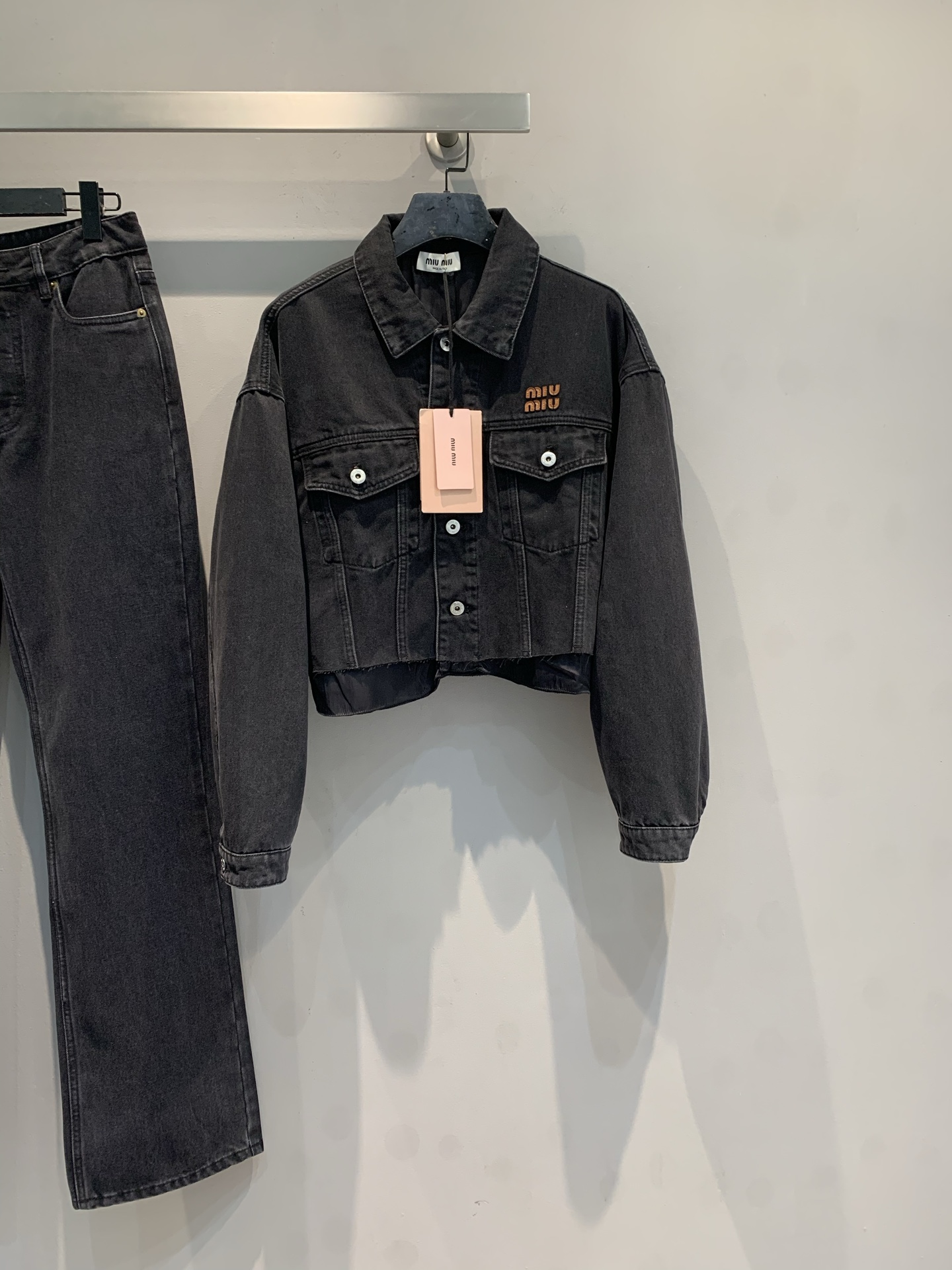 NO:735258,The new model is shipped M. Original development Miumi*2026 early spring new trendy retro embroidered logo short denim jacket. It is made of classic denim, wear-resistant and crisp, with orange embroidery embellishment on the left chest, perfect details. Metal button + lapel design, retro casual style, loose version is super casual, just right for spring and autumn. Paired with a red sweater and a white skirt, the layering is up. It can be easily used for daily outings or light formal occasions. It is versatile and not picky!  Size SML,,miumiu,skirts,jackets & coats,19860909新款出货啦M 原版开发 Miumi*2026早春新款时髦复古刺绣logo短款牛仔外套.采用经典牛仔布,耐磨又挺括,左胸有橙色刺绣点缀,细节满分.金属纽扣+翻领设计,复古休闲风,宽松版型超显随性,春秋季节穿着刚刚好.搭配红色针织衫和白色裙摆,层次感up,日常出街或轻正式场合都能轻松驾驭,百搭不挑人！码数SML,,miumiu,skirts,jackets & coats,,Women's clothing