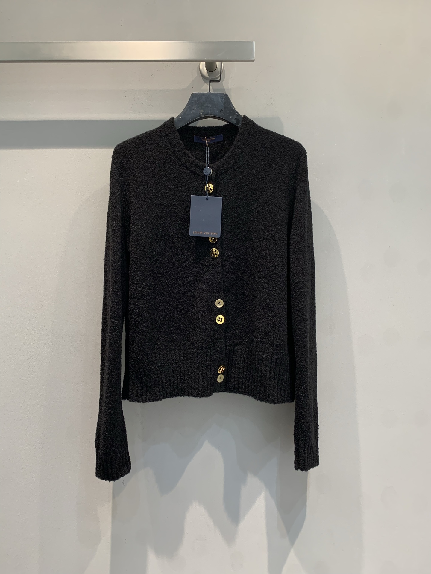 NO:736910,The new model is shipped. Original development. L family's 2026 early spring new fashionable retro buttoned sheep's wool knitted cardigan, classic button design, simple and advanced. Soft sheep's wool fabric, comfortable to wear, round neck + long sleeve design, single-breasted, easy to put on and take off, full of details. The metal buttons are not only practical, but also enhance the overall texture. It can be easily controlled for commuting, dating, and daily life. It goes well with skirts or trousers, and can easily create a lazy or elegant style. Size SML, Louis  vuitton,skirts,19860909新款出货啦原版开发 L家2026早春新款时髦复古纽扣绵羊毛针织开衫,经典排扣设计,简约又高级.柔软绵羊毛面料,穿着舒适,圆领+长袖设计,单排扣方便穿脱,细节满满.金属纽扣不仅实用,还提升整体质感,通勤、约会、日常都能轻松驾驭,搭配裙装或裤装都很出彩,轻松打造慵懒或优雅风格.码数SML,,louis vuitton,skirts,,Women's clothing