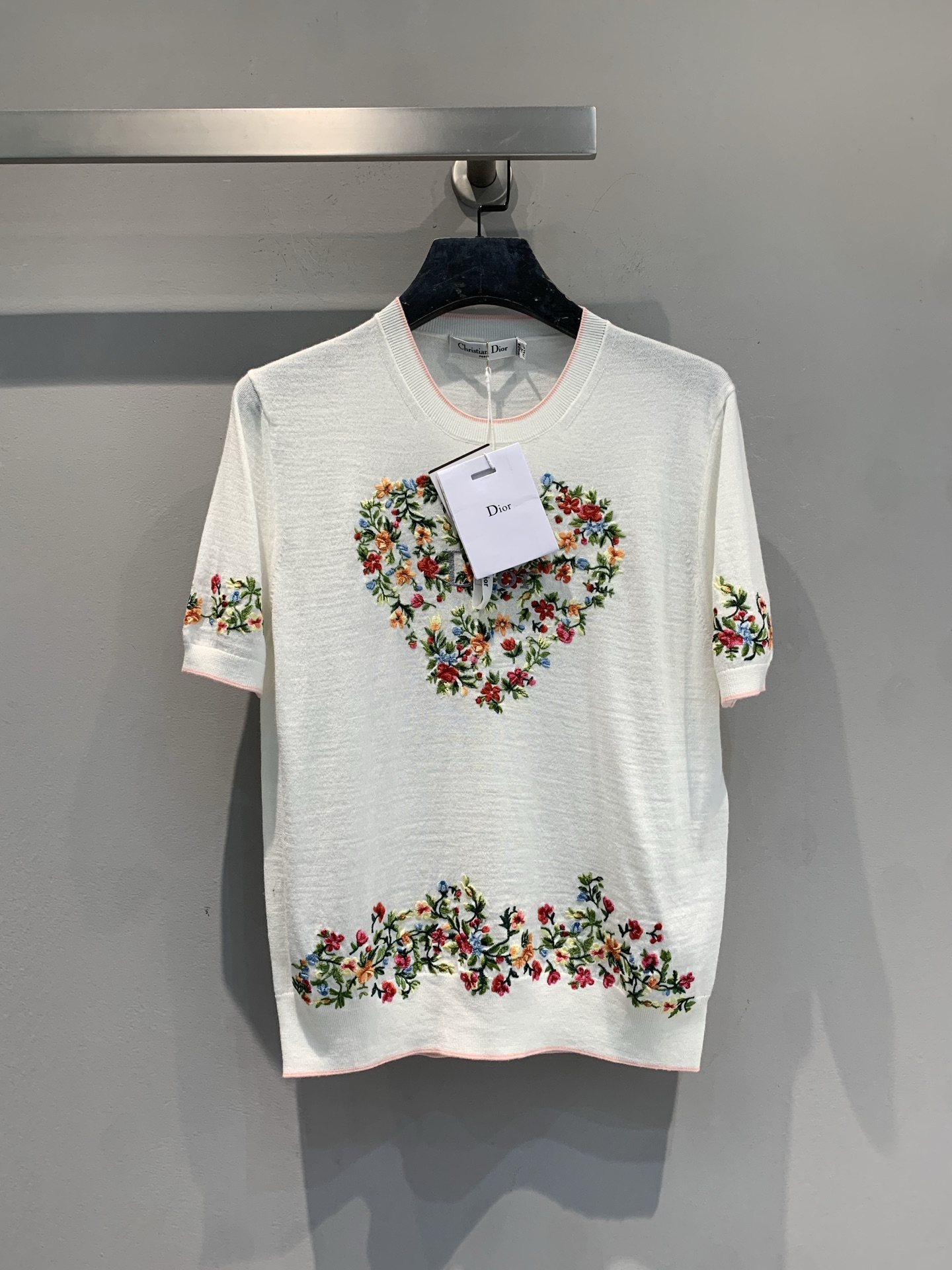 NO:735227,The new model is shipped. Original development CD2026 early spring new style fashionable retro floral embroidery wool knitted short sleeves. The love flower embroidery on the chest is super eye-catching. The cuffs and hem are also decorated with exquisite flowers, and the details are perfect. The short design looks great with high-waisted pants or skirts, easily creating an elegant daily look. The embroidery is exquisite, blending classical and modern aesthetics, making it the finishing touch in the wardrobe. Size 36 38 40, skirts, T-shirt,19860909新款出货啦原版开发 CD2026早春新款时髦复古花卉刺绣羊毛针织短袖,胸口爱心花卉刺绣超吸睛,袖口和下摆也有精致花卉点缀,细节满分.短款设计,搭配高腰裤或半裙都很出彩,轻松打造优雅日常look.刺绣工艺细腻,融合古典与现代美学,是衣橱里的点睛之选.码数36 38 40,,skirts,T-shirt,,Women's clothing