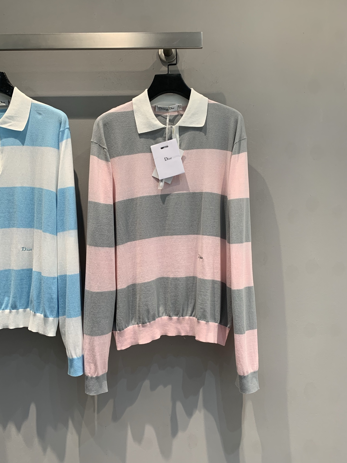 NO:735218,The new model has been shipped. CD2026 early spring new striped Polo collar sweater, gray and pink wide stripes + white lapels, full of elegant and intellectual temperament. Soft and skin-friendly knitted fabric, super comfortable to wear next to the body, and can be purchased with confidence even for sensitive skin. CD embroidered logo on the side, exquisite details, full of low-key luxury!  No matter it is paired with jeans or a skirt, it can be easily worn. It is very fashionable when going out in early spring ~ size 36 38 40,,skirts,jeans,19860909新款出货啦 CD2026早春新款条纹Polo领针织衫,灰粉宽条纹+白色翻领,优雅知性气质满分.柔软亲肤针织面料,贴身穿着超舒适,敏感肌也能放心入手.侧边CD刺绣Logo,细节精致,低调奢华感拉满！无论搭配牛仔裤还是半身裙,都能轻松驾驭,早春出街超有范儿～码数36 38 40,,skirts,jeans,,Women's clothing