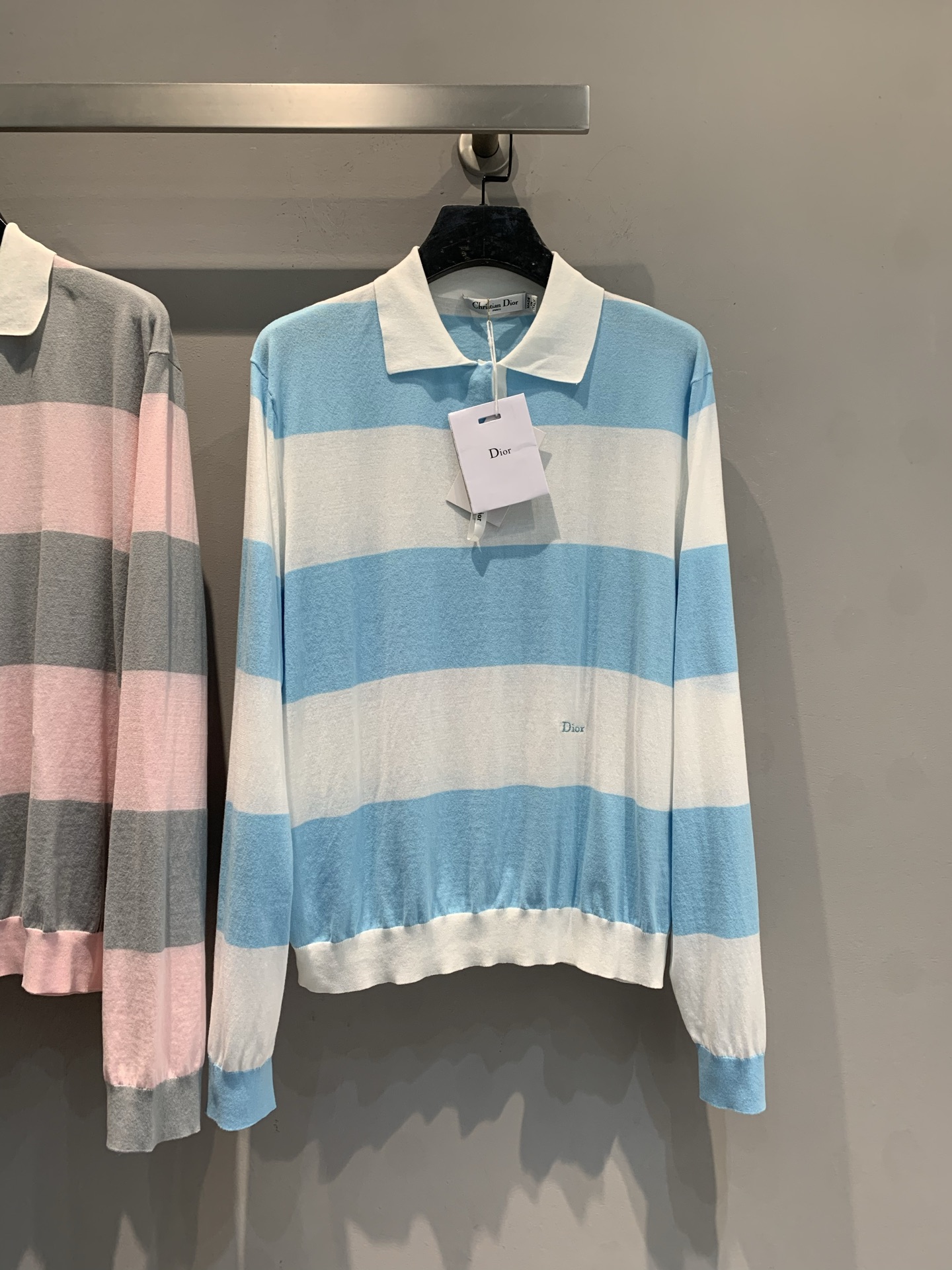 NO:735208,The new model is shipped. M original development CD2026 early spring new fashionable and versatile blue and white striped knitted Polo shirt, made of soft and skin-friendly pure cotton, super comfortable to wear!  The classic Polo collar + blue and white horizontal stripes are elegant and casual, and are versatile for daily outings or vacations. There are exquisite CD embroideries on the sides of the body, full of details, and low-key luxury. Whether worn with jeans or a skirt, you can easily switch between multiple styles. It is a must-have item in your early spring wardrobe!  Code number 36 38 40,,skirts,jeans,19860909新款出货啦M原版开发 CD2026早春新款时髦百搭蓝白条纹针织Polo衫,采用柔软亲肤纯棉,穿着超舒适！经典Polo领+蓝白横条纹,优雅又休闲,日常出街或度假都很百搭.衣身侧边有精致CD刺绣,细节满分,低调奢华.无论配牛仔裤还是半裙,轻松切换多种风格,是早春衣橱必备单品！码数36 38 40,,skirts,jeans,,Women's clothing