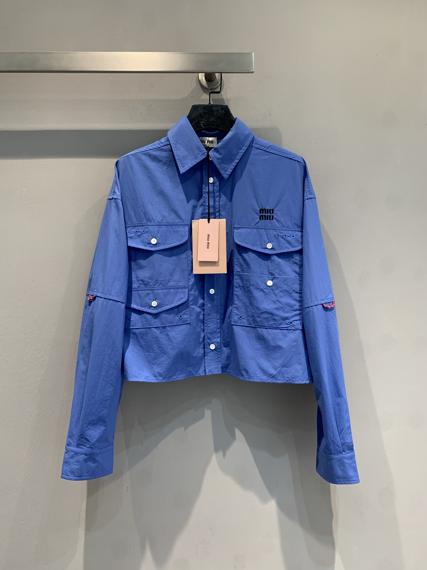 NO:735273,The new model is shipped. M original development Miumi*2026 early spring new fashionable retro Klein blue work shirt, poplin fabric is soft and stylish, super comfortable to wear next to the body. Multi-pocket design + chest brand embroidery, full of details, both work style and fashion sense. Short cut, paired with high-waisted skirt or trousers, you can easily create a sweet cool or retro sports style, which is very photogenic for daily outings and photos. Size SML,,miumiu,skirts,shirts,19860909新款出货啦M原版开发 Miumi*2026早春新款时髦复古克莱因蓝工装衬衫,府绸面料柔软有型,贴身穿着超舒适.多口袋设计+胸前品牌刺绣,细节满满,工装风与时尚感兼具.短款剪裁,搭配高腰裙或裤装,轻松打造甜酷或复古运动风,日常出街、拍照都很出片.码数SML,,miumiu,skirts,shirts,,Women's clothing