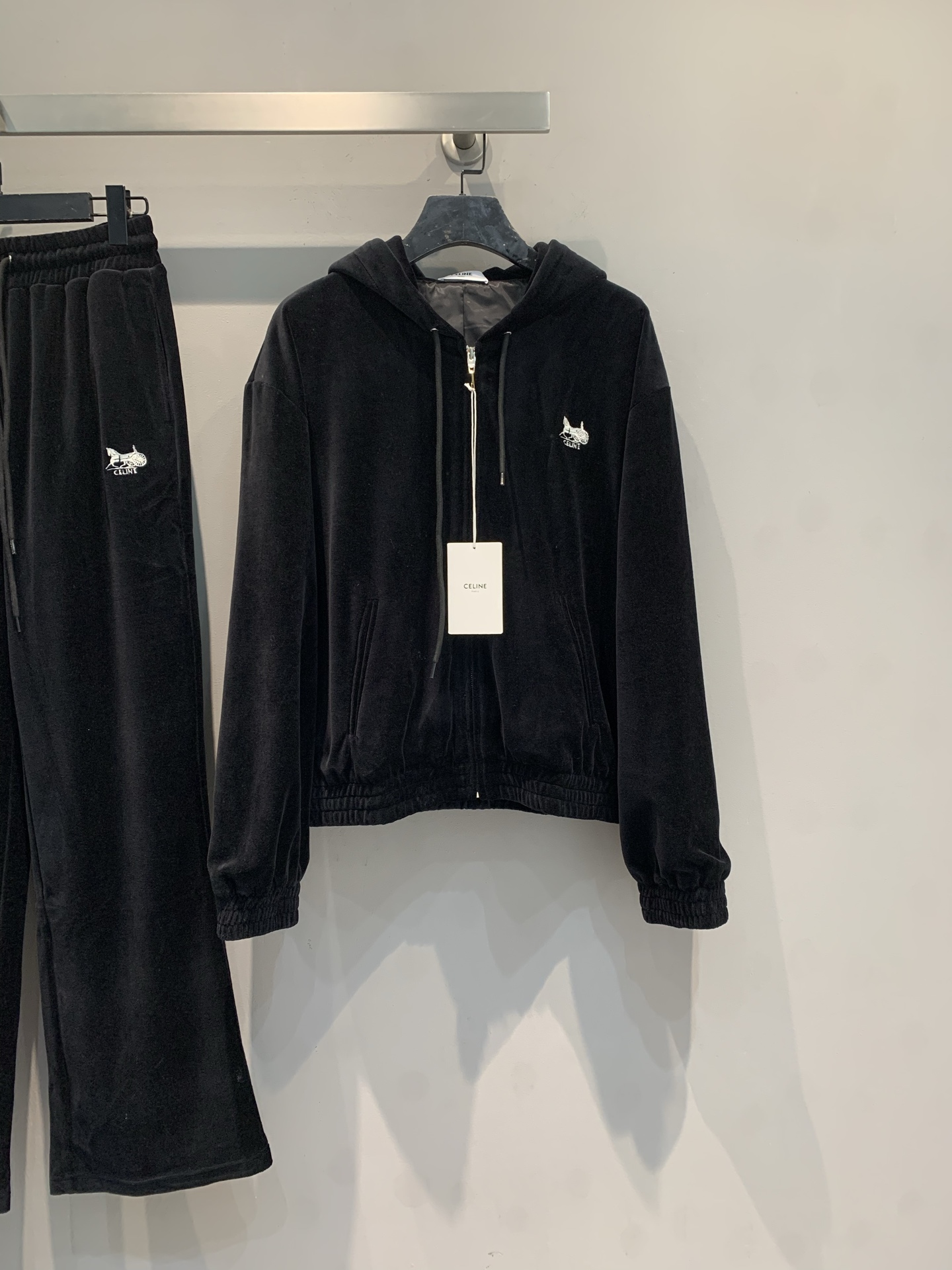 NO:735690,New shipping version developed Celin*2026 early spring new carriage logo velvet hooded sweatshirt, soft and shiny, perfect texture!  Zipper closure + drawstring hood, the small logo on the chest is very recognizable. The loose fit, elasticated cuffs and hem make it comfortable and warm to wear. It can be easily used in daily life or casual occasions in autumn and winter ~ Pair it with jeans or casual pants, it is simple and high-end, and it is fashionable!  Size SML,,celine,hoodie,sweatshirts,jeans,hats,19860909新款出货啦版开发 Celin*2026早春新款马车logo丝绒连帽卫衣,柔软有光泽,质感满分！拉链开合+抽绳连帽,胸前小Logo超有辨识度.宽松版型,袖口和下摆松紧设计,穿着舒适又保暖,秋冬日常或休闲场合都能轻松驾驭～搭配牛仔裤或休闲裤,简约又有高级感,时髦感直接拉满！码数SML,,celine,hoodie,sweatshirts,jeans,hats,,Women's clothing