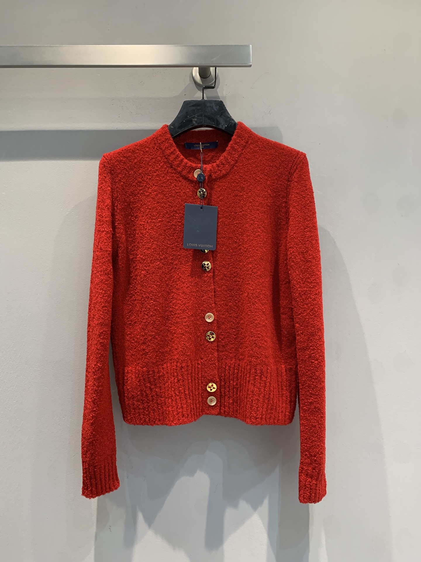 NO:736921,New model shipped M Original development L family 2026 early spring new fashionable retro buttoned sheep wool knitted cardigan, classic button design, simple and advanced. Soft sheep wool fabric, comfortable to wear, round neck + long sleeve design, single-breasted buttons are easy to put on and take off, full of details. The metal buttons are not only practical, but also enhance the overall texture. It can be easily controlled for commuting, dating, and daily life. It goes well with skirts or trousers, and can easily create a lazy or elegant style. Size SML, Louis  vuitton,skirts,19860909新款出货啦M 原版开发 L家2026早春新款时髦复古纽扣绵羊毛针织开衫,经典排扣设计,简约又高级.柔软绵羊毛面料,穿着舒适,圆领+长袖设计,单排扣方便穿脱,细节满满.金属纽扣不仅实用,还提升整体质感,通勤、约会、日常都能轻松驾驭,搭配裙装或裤装都很出彩,轻松打造慵懒或优雅风格.码数SML,,louis vuitton,skirts,,Women's clothing