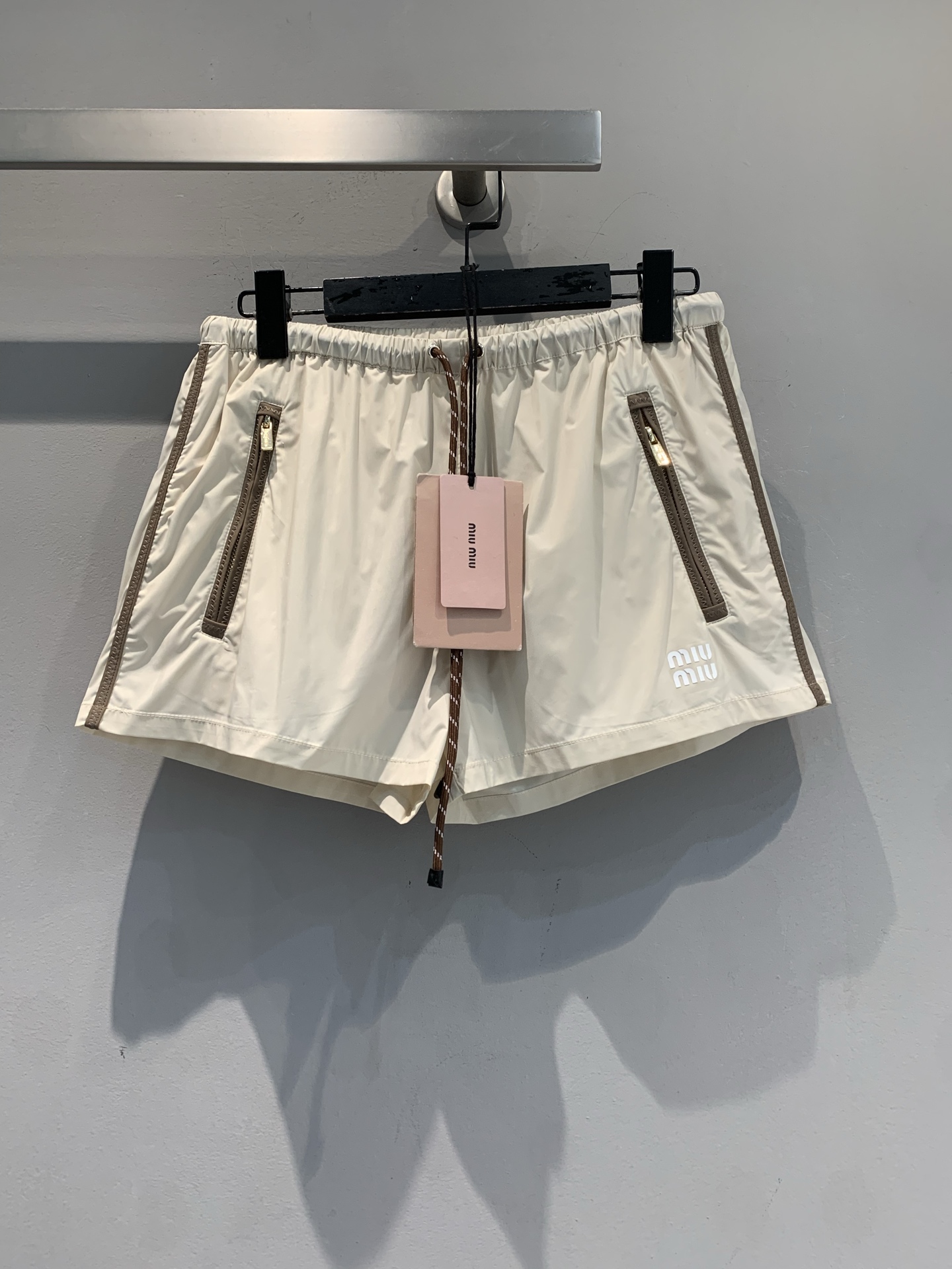 NO:736891,The new model is shipping. M original development Miumi*2026 early spring new fashionable and versatile off-white sports shorts, light and breathable fabric, super comfortable to wear in summer!  The zipper pockets on both sides + brand embroidery are full of details and highly recognizable. The elastic waistband design is suitable for all body types, comfortable and practical. It can be easily controlled for daily leisure, sports, and outdoor use. Pair it with a top or sneakers of the same brand to directly add youthful vitality!  Code numberSML,,miumiu,sneakers,shorts,19860909新款出货啦M原版开发 Miumi*2026早春新款时髦百搭米白色运动短裤,轻薄透气面料,夏天穿超舒服！两侧拉链口袋+品牌刺绣,细节满分,辨识度高.松紧腰带设计,适合各种身材,舒适又实用.日常休闲、运动、户外都能轻松驾驭,搭配同品牌上衣或运动鞋,青春活力感直接拉满！码数SML,,miumiu,sneakers,shorts,,Women's clothing