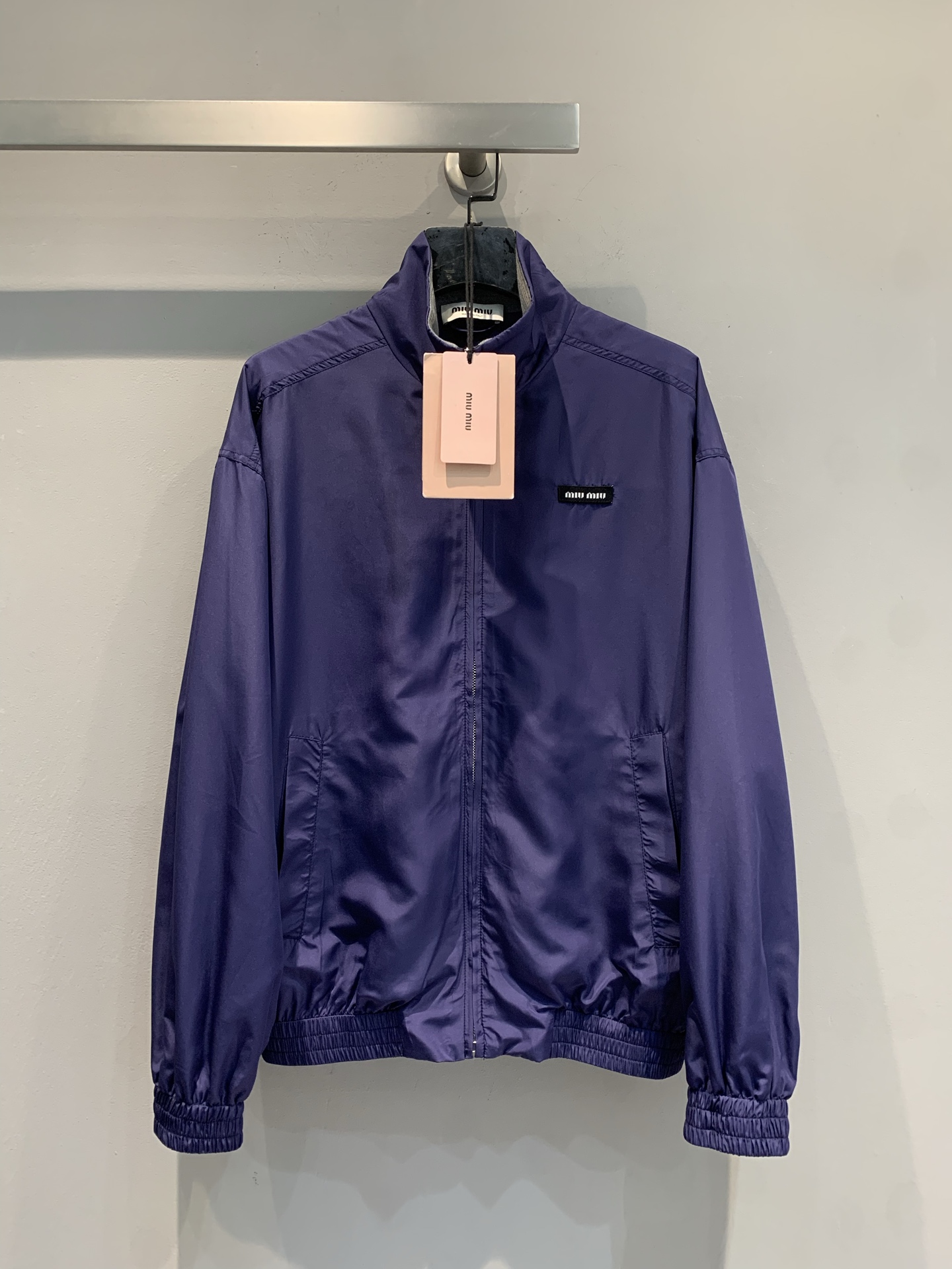 NO:736879,The new model is shipped. M original development Miumi*2026 early spring new college-style retro navy blue nylon jacket, made of thin nylon material, slightly glossy surface, smooth to the touch, windproof and lightweight. The spliced ​​gray lapel design is full of layers, the silhouette is loose, the cuffs and hem are elasticated, comfortable and casual. It can be easily controlled for daily commuting and casual outings. Pair it with a striped Polo or a work skirt, a sweet and cool college style get!  Size SML,,miumiu,skirts,jackets & coats,19860909新款出货啦M原版开发 Miumi*2026早春新款学院风复古藏蓝尼龙外套,轻薄尼龙材质,表面微光泽,手感顺滑,防风又轻便.拼接灰色翻领设计,层次感满满,廓形宽松,袖口和下摆松紧收口,舒适又显随性.日常通勤、休闲出街都能轻松驾驭,搭配条纹Polo或工装裙,甜酷学院风get！码数SML,,miumiu,skirts,jackets & coats,,Women's clothing