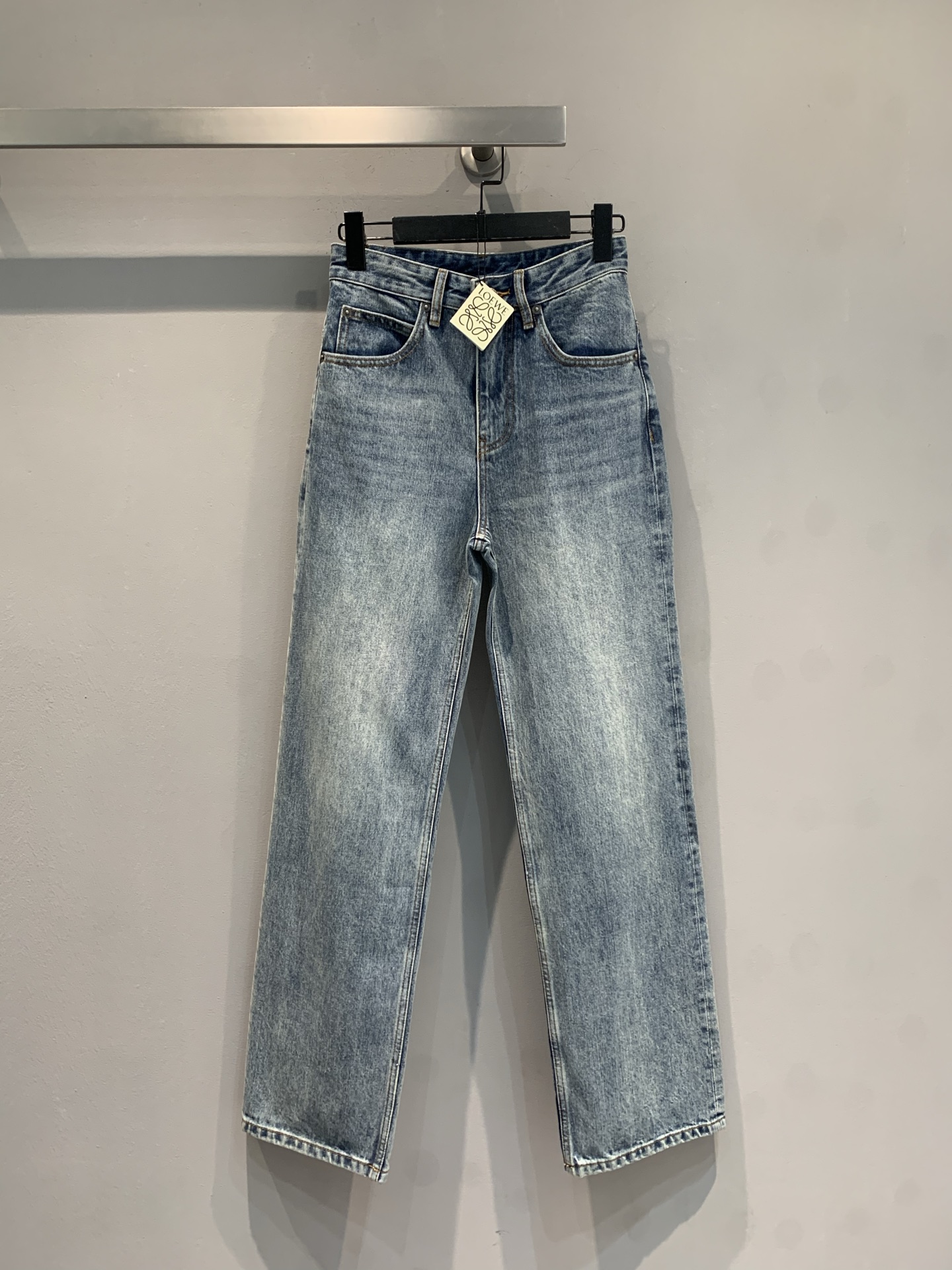 NO:736124,The new model is shipped. M original development Loew*2026 early spring new fashionable retro straight jeans, made of light blue washed denim, soft and drapey, super comfortable to wear!  The high waist + loose straight design makes the legs slimmer and flattering, and is friendly to the pear-shaped figure. The leather tag details on the back waist are very recognizable and full of retro feel. It can be easily paired with T-shirts, sweaters or jackets for daily commuting and leisure. It is a must-have and versatile item in the wardrobe!  Size SML,,loewe,jeans,jackets & coats,tees,t-shirt,19860909新款出货啦M原版开发 Loew*2026早春新款时髦复古直筒牛仔裤,采用浅蓝水洗牛仔布,柔软有垂感,穿着超舒适！高腰+宽松直筒设计,显瘦又修饰腿型,梨形身材友好～后腰皮牌细节超有辨识度,复古感满满.日常通勤、休闲都能轻松搭配T恤、针织衫或外套,是衣橱必备百搭单品！码数SML,,loewe,jeans,jackets & coats,tees，t-shirt,,Women's clothing