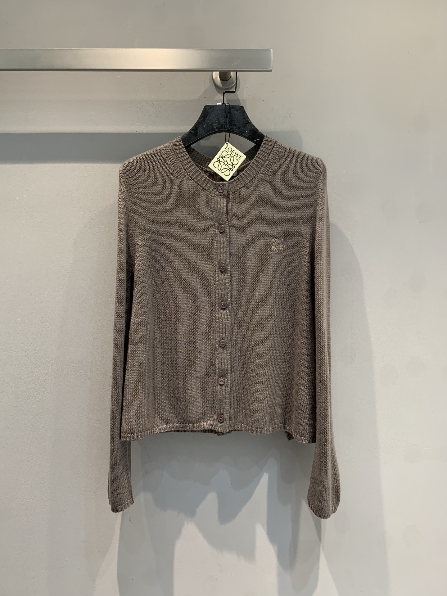 NO:736933,The new model is shipped. M original development Loew*2026 early spring new style fashionable and versatile round neck cashmere cardigan, cashmere, soft and skin-friendly, round neck + short design, tall and slim, easy to control during daily commute. The gray is low-key and versatile, you can match it with jeans and skirts, and you can easily switch styles. The details are perfect, the low-key logo is super textured, it is a must-have and practical item in the wardrobe!  Code numberSML,,loewe,skirts,jeans,19860909新款出货啦M原版开发 Loew*2026早春新款时髦百搭圆领羊绒开衫,山羊绒,柔软亲肤,圆领+短款设计,显高显瘦,通勤日常都能轻松驾驭.灰色低调百搭,牛仔裤、半裙随意搭配,轻松切换风格.细节满分,低调Logo超有质感,是衣橱必备实用单品！码数SML,,loewe,skirts,jeans,,Women's clothing