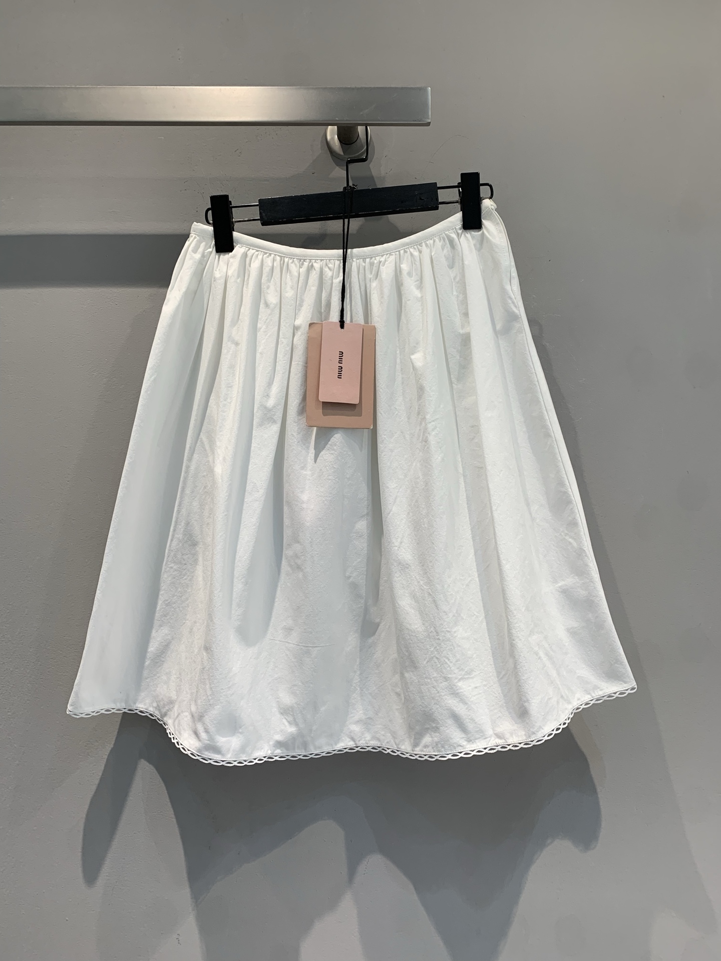 NO:736900,The new model is shipped M. Original development Miumi*2026 early spring new fashionable and versatile white lace skirt, made of light and breathable fabrics, exquisite lace design with super details. High-waisted A-line version, slimming and body-modifying, natural drape of skirt, with a sense of agility when walking ~ It can be easily controlled for daily commuting, dating, and leisure. It goes well with sweaters or shirts. Size SML,, miumiu, skirts, shirts,19860909新款出货啦M 原版开发 Miumi*2026早春新款时髦百搭白色花边半身裙,采用轻薄透气面料,精致花边设计超有细节感.高腰A字版型,显瘦又修饰身形,裙摆自然垂坠,走路自带灵动感～日常通勤、约会、休闲都能轻松驾驭,搭配针织衫或衬衫都很出彩,码数SML,,miumiu,skirts,shirts,,Women's clothing