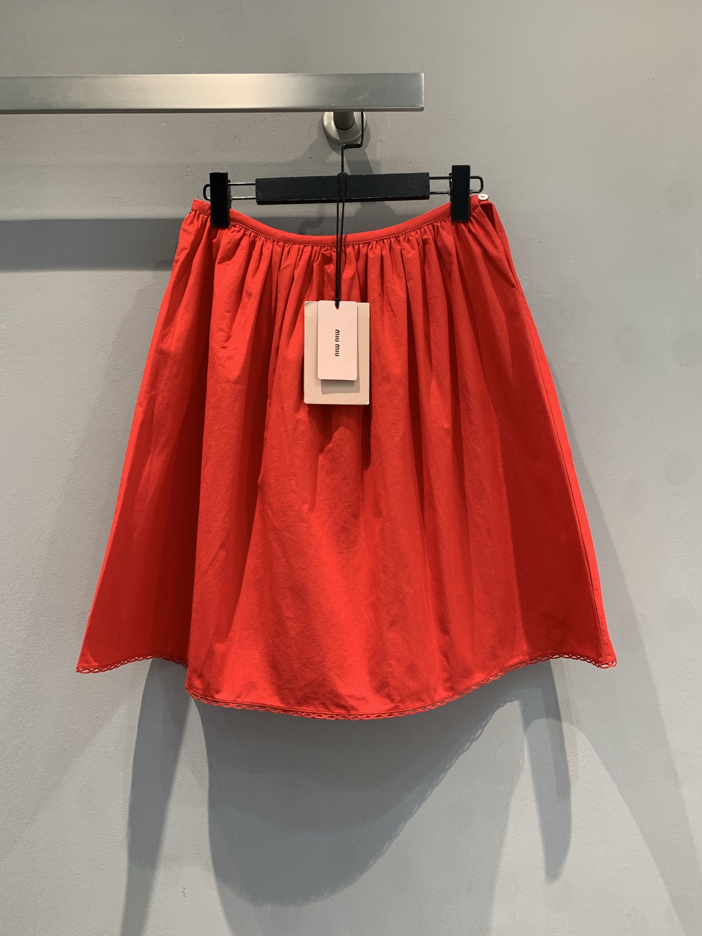 NO:736119,The new model is now shipping. The original development Miumi*2026 early spring new year red cotton blended linen skirt, high-waisted A-line version, elastic waist design is super figure-friendly!  The fabric is light and breathable, with natural pleats, and is super comfortable to wear in spring and summer. The bright red color is super eye-catching, and you can easily stand out with a simple top. You can wear it fashionably in daily life or festivals. Size SML, miumiu, skirts,19860909新款出货啦 原版开发 Miumi*2026早春新款新年红棉混亚麻半裙,高腰A字版型,松紧腰设计超显身材友好！面料轻盈透气,带自然褶皱,春夏穿超舒服.鲜艳红色超吸睛,随便搭个简约上衣就能轻松出彩,日常或节日都能穿出时髦感.码数SML,,miumiu,skirts,,Women's clothing
